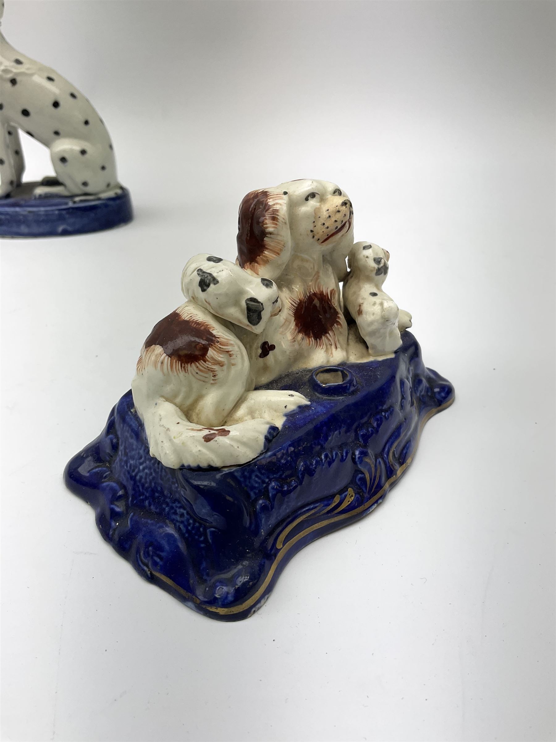 A Victorian Staffordshire figure group pen holder modelled as a Spaniel and puppies - Bild 6 aus 7