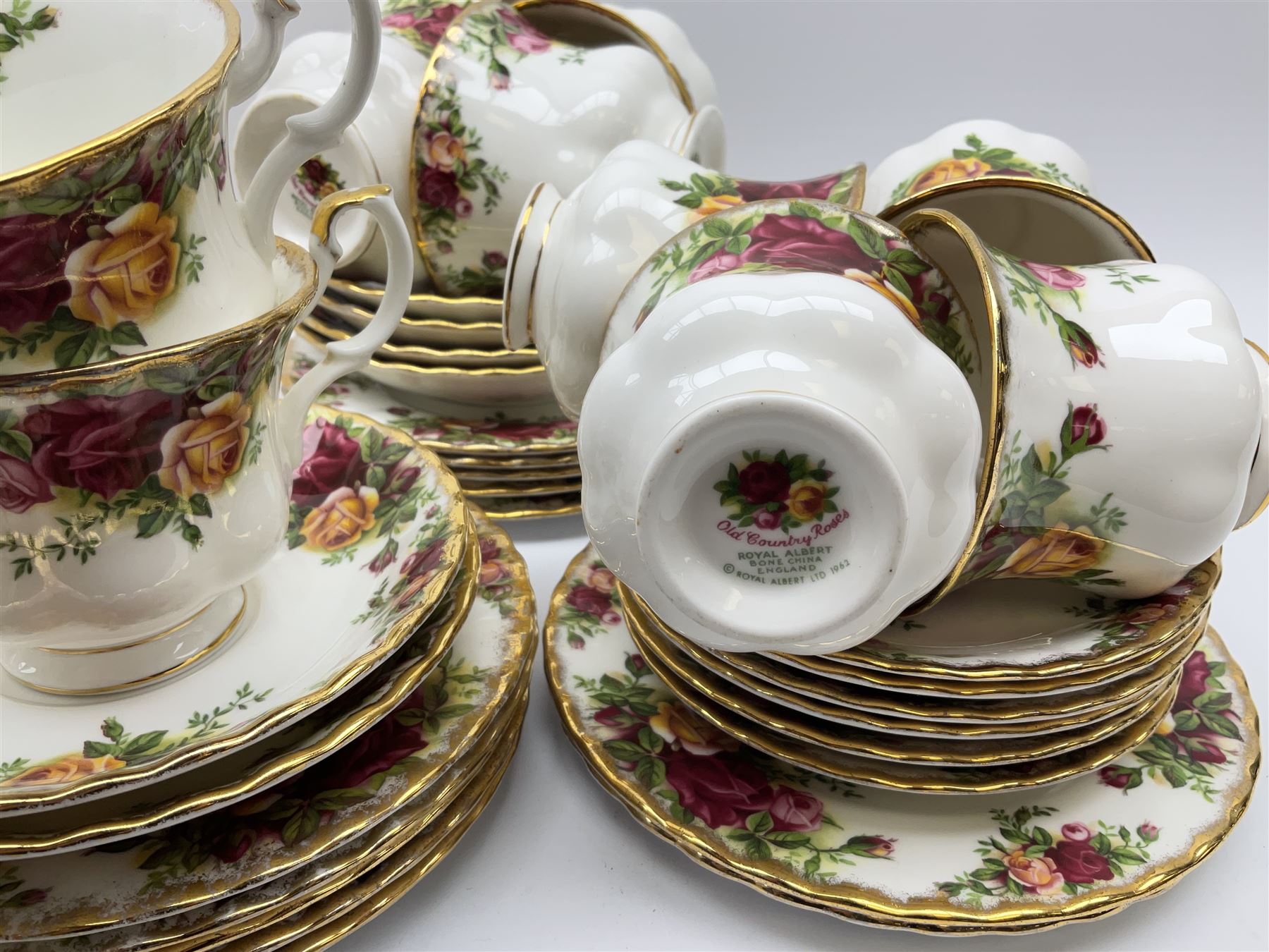 Royal Albert Old Country Roses teawares and cake stands - Image 5 of 5