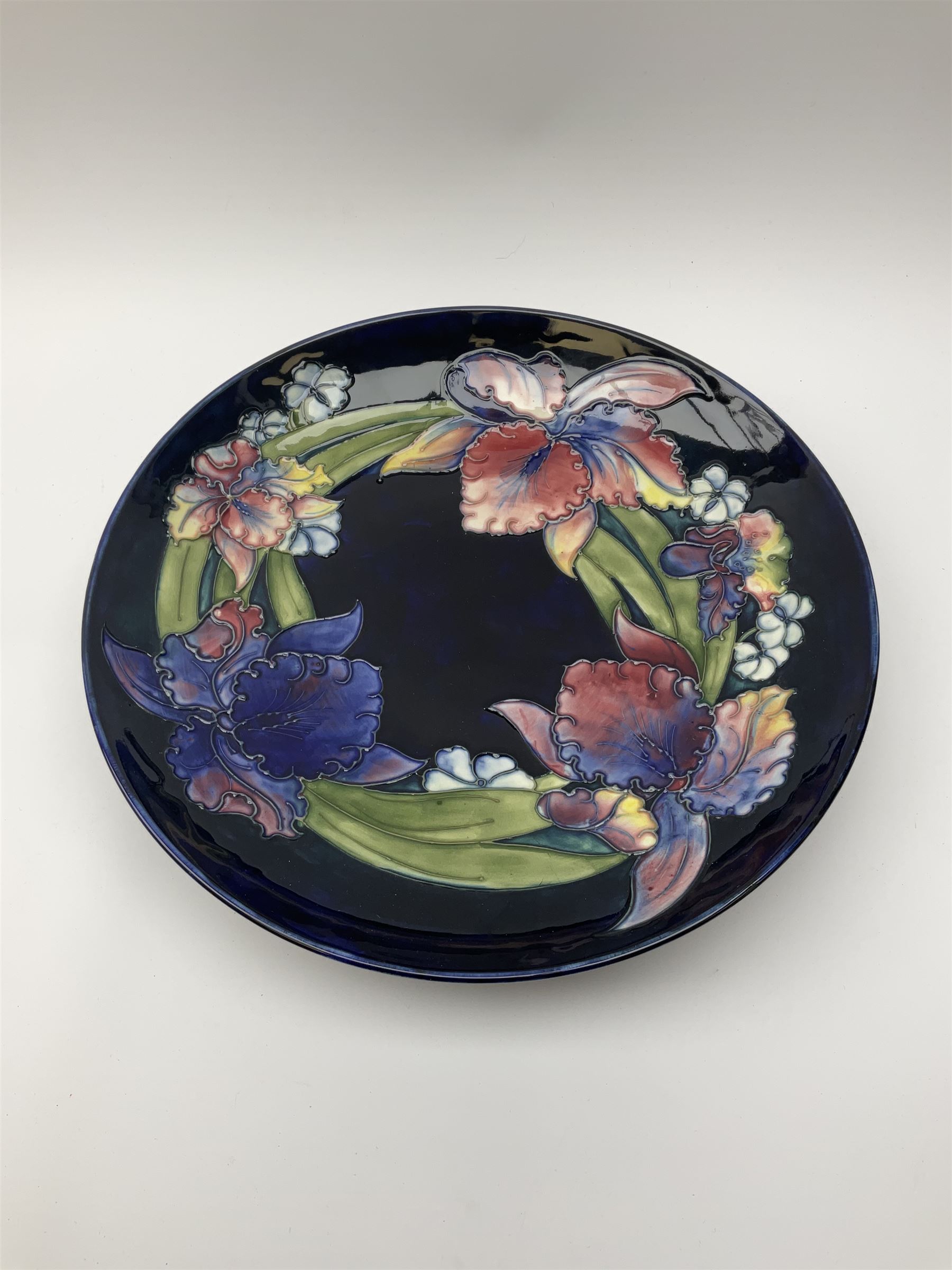A Moorcroft footed dish decorated in the iris pattern upon a dark blue glazed ground - Bild 2 aus 5