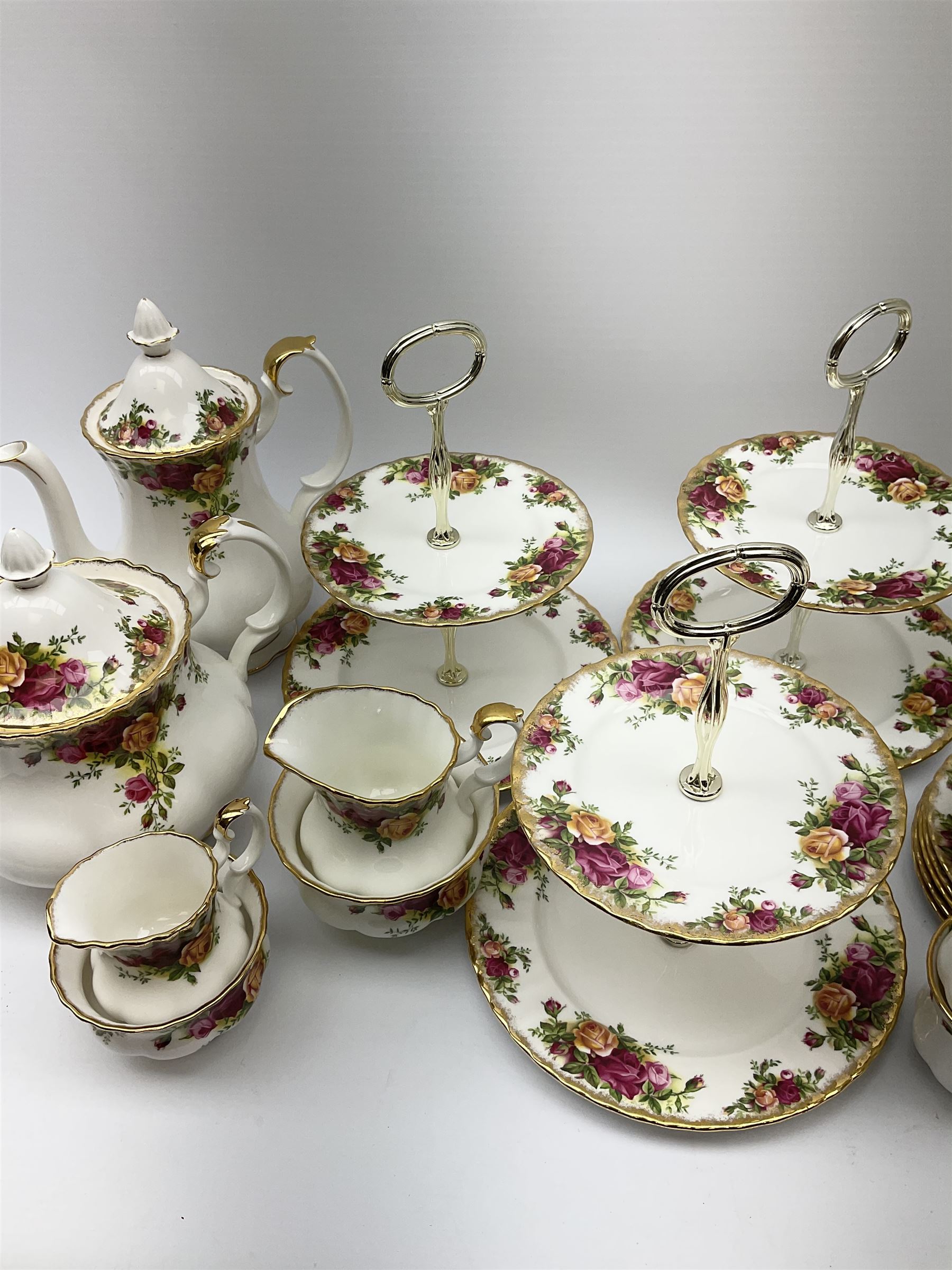 Royal Albert Old Country Roses teawares and cake stands - Image 2 of 5