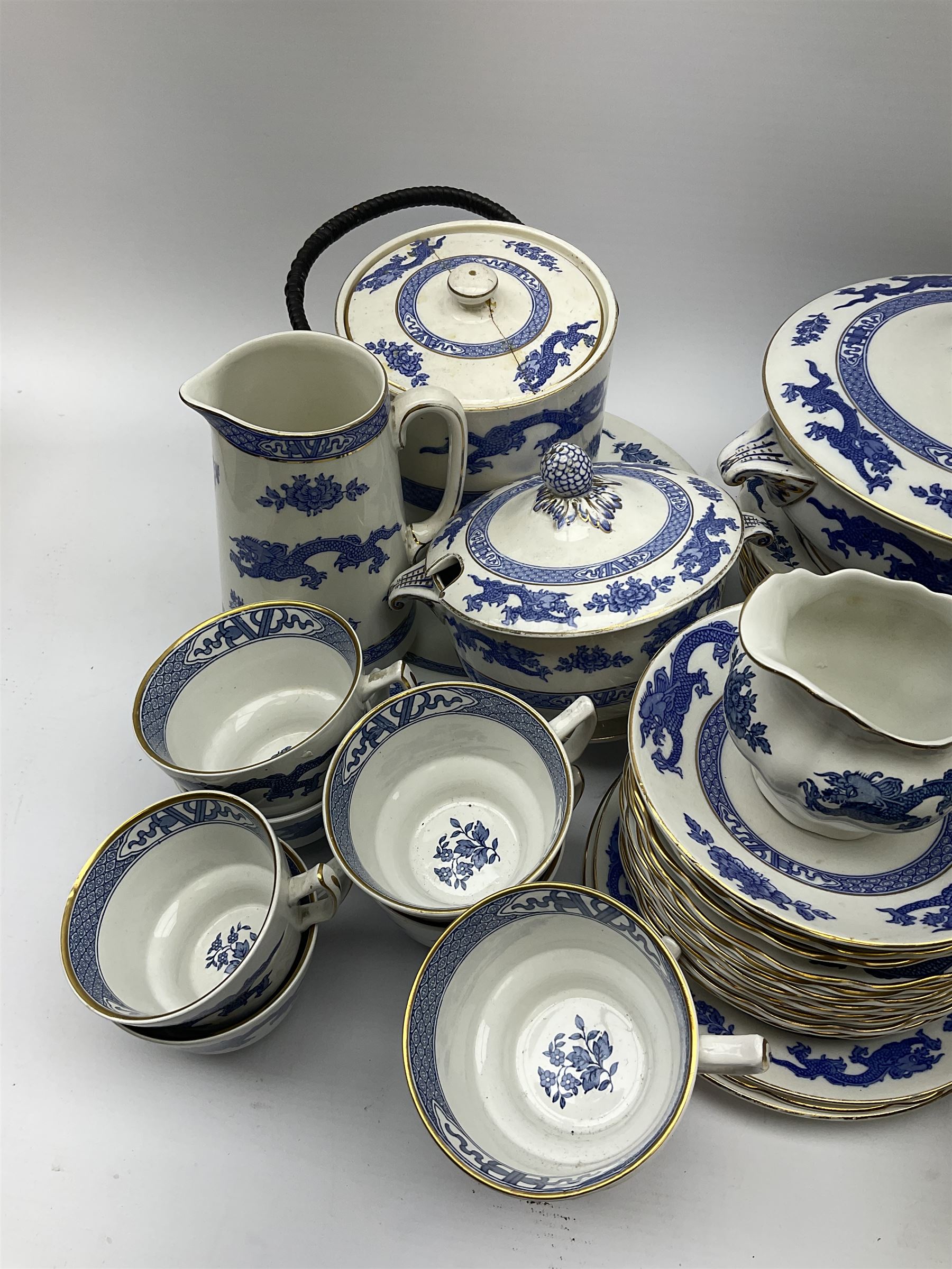 Booths and Cauldon matched tea and dinner wares decorated with blue dragons upon a plain ground heig - Bild 2 aus 7