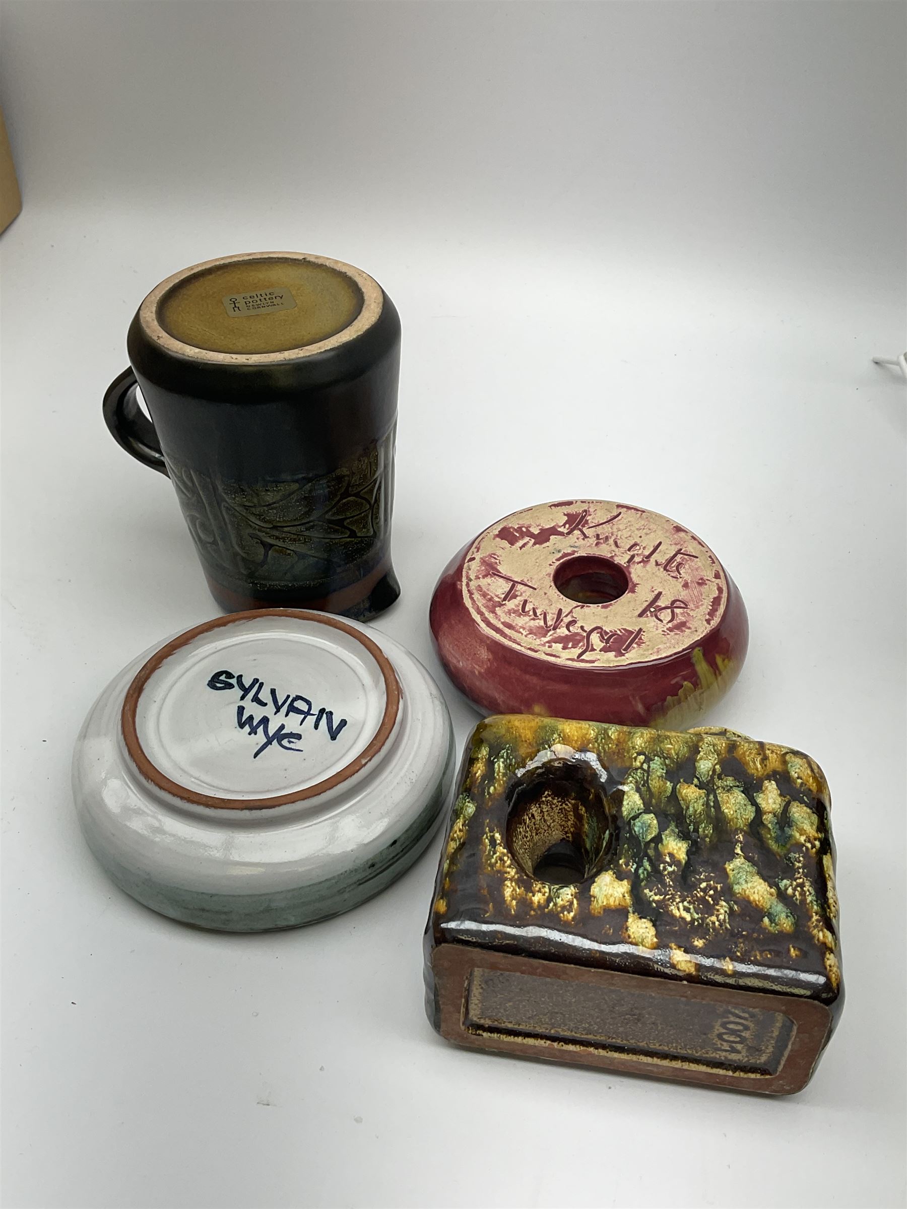 A group of assorted Studio Pottery - Bild 6 aus 6