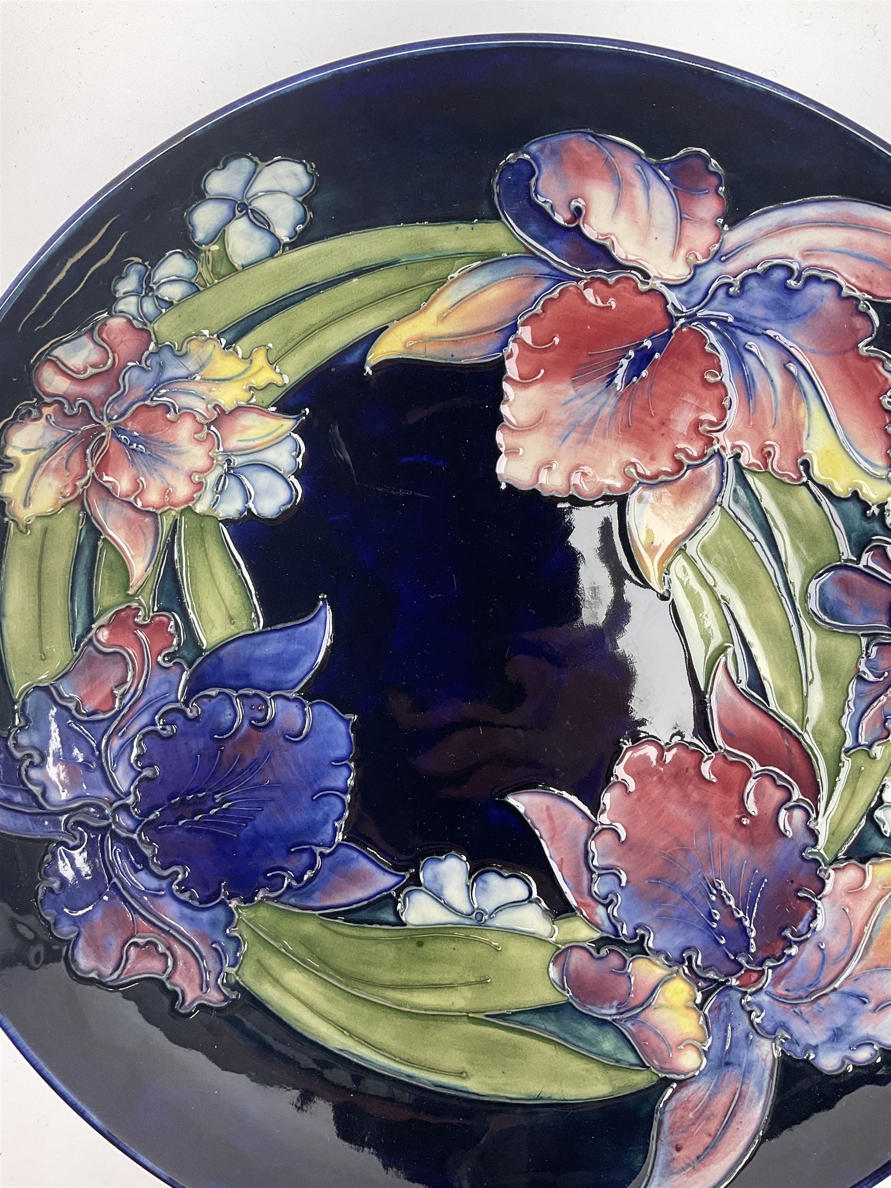 A Moorcroft footed dish decorated in the iris pattern upon a dark blue glazed ground - Bild 3 aus 5