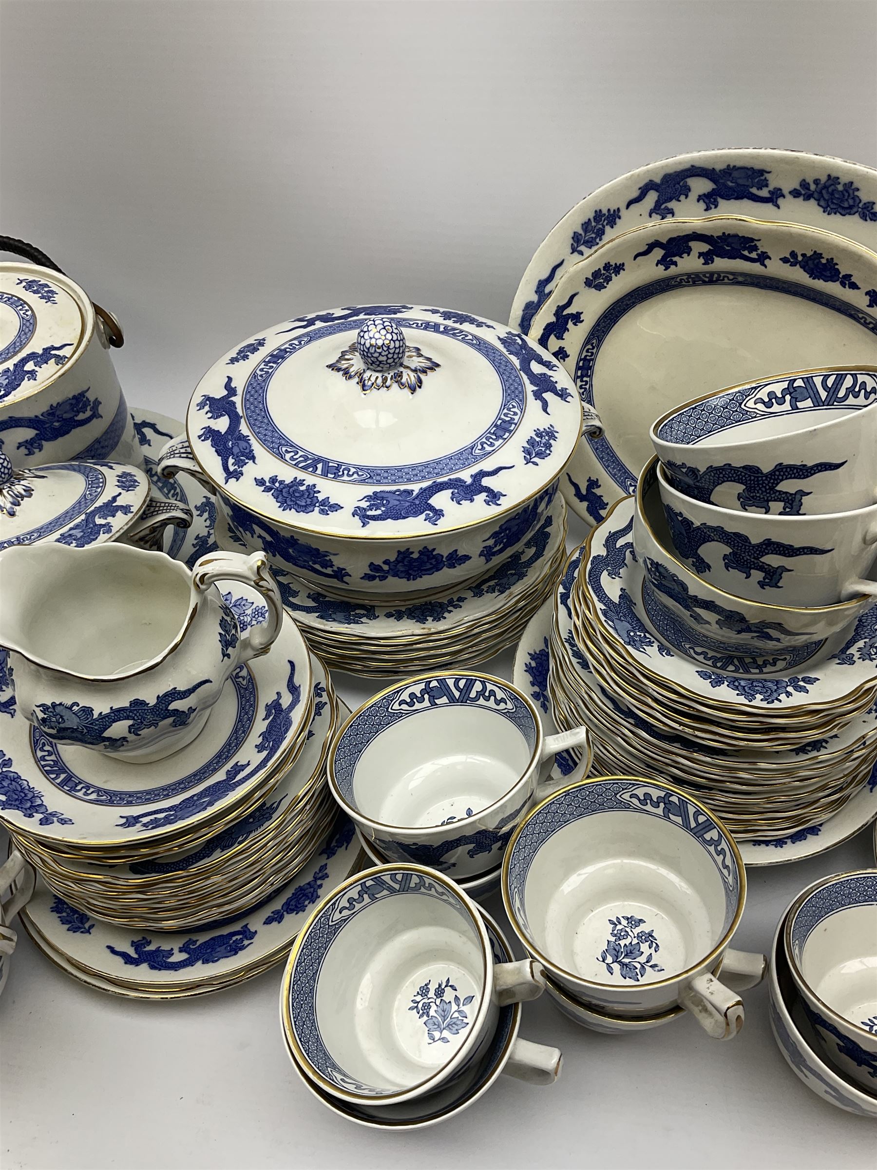 Booths and Cauldon matched tea and dinner wares decorated with blue dragons upon a plain ground heig - Bild 3 aus 7