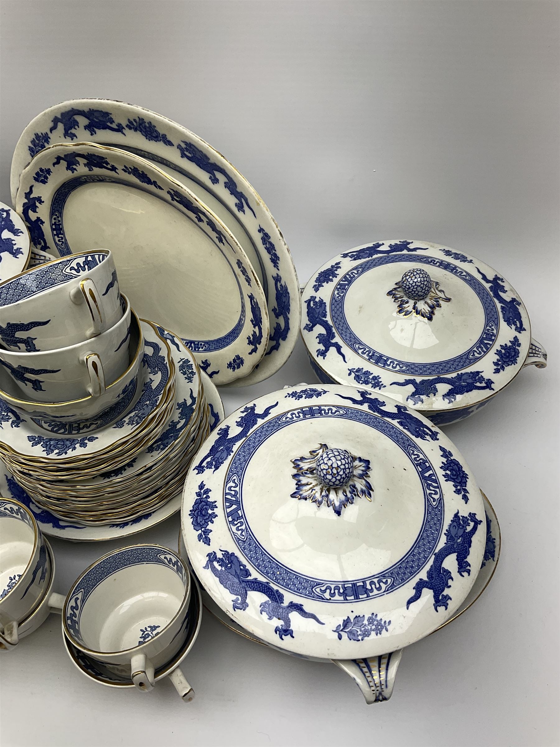 Booths and Cauldon matched tea and dinner wares decorated with blue dragons upon a plain ground heig - Bild 4 aus 7