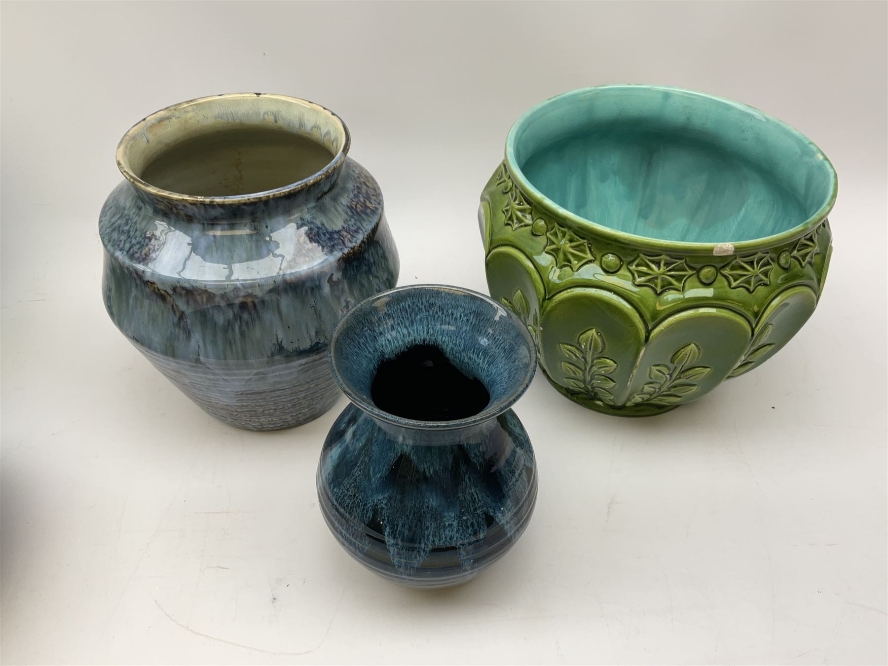 A group of assorted pottery - Bild 2 aus 10