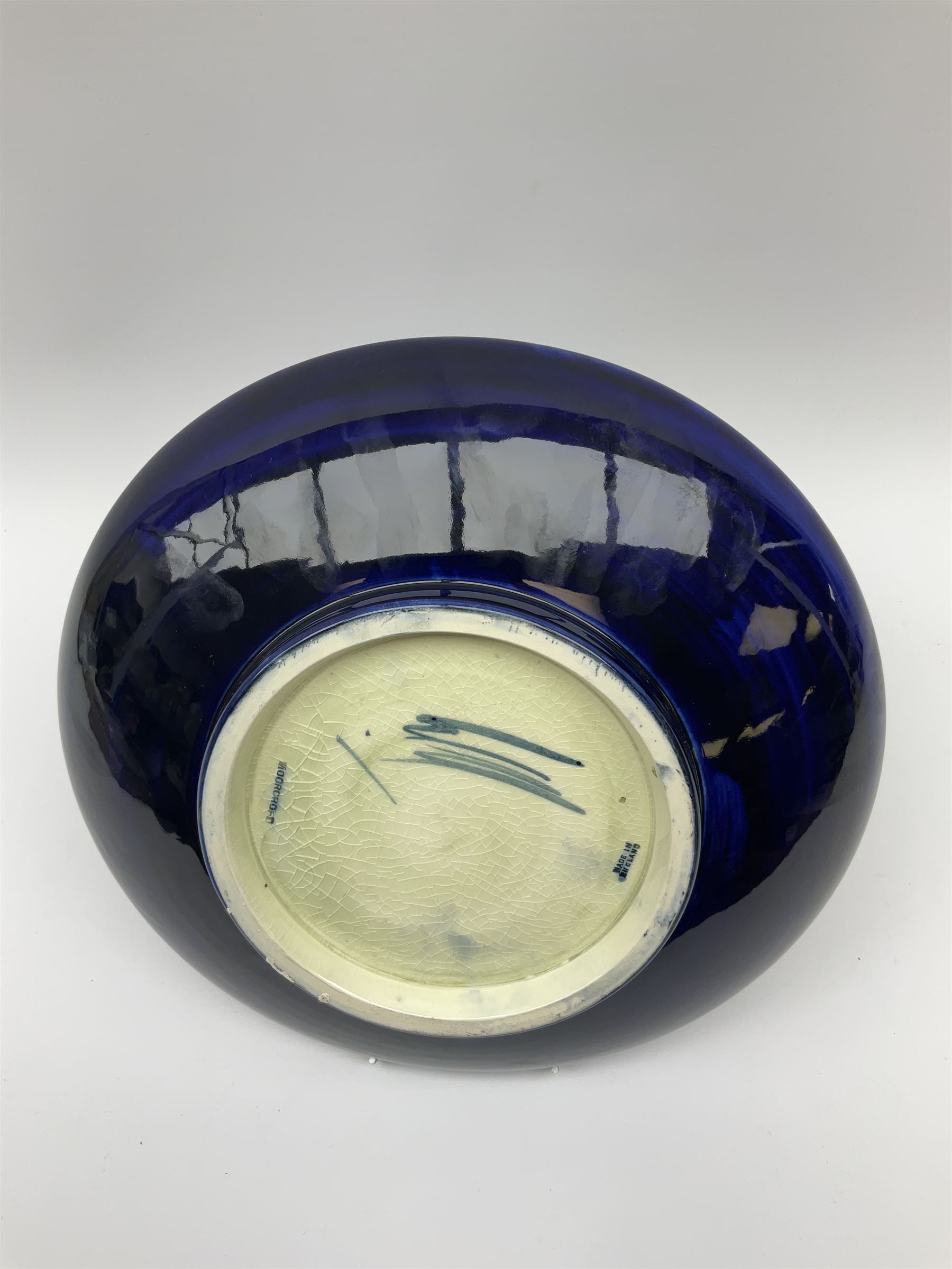 A Moorcroft footed dish decorated in the iris pattern upon a dark blue glazed ground - Bild 5 aus 5