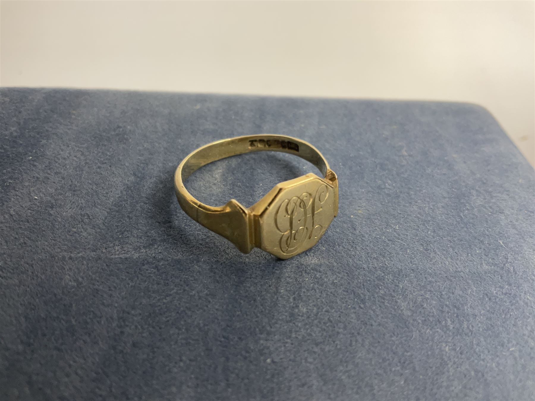 Hallmarked 9ct gold signet ring - Image 4 of 7
