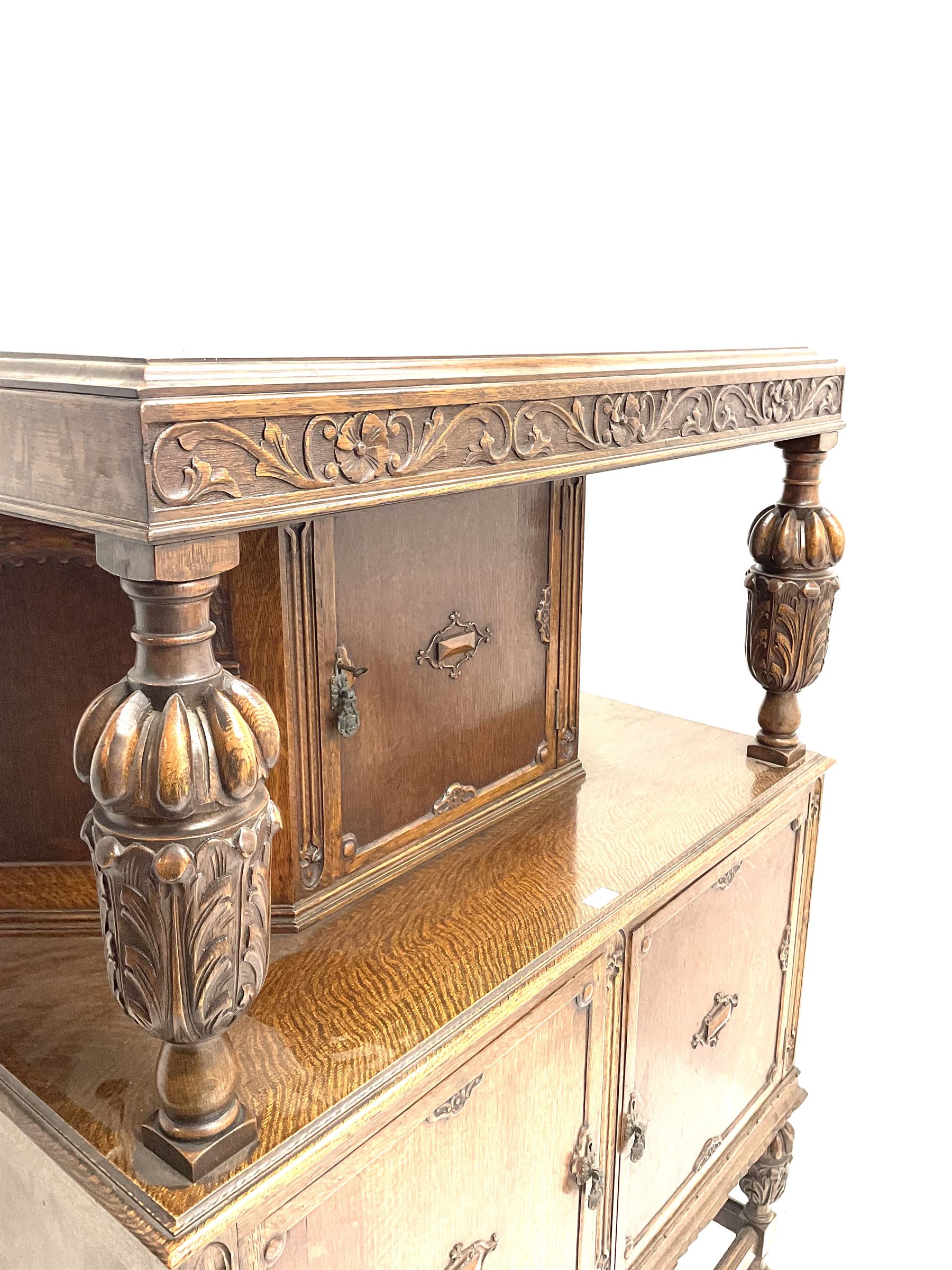 Early 20th century carved oak court cupboard fitted with single cupboard above double cupboard doors - Image 4 of 4