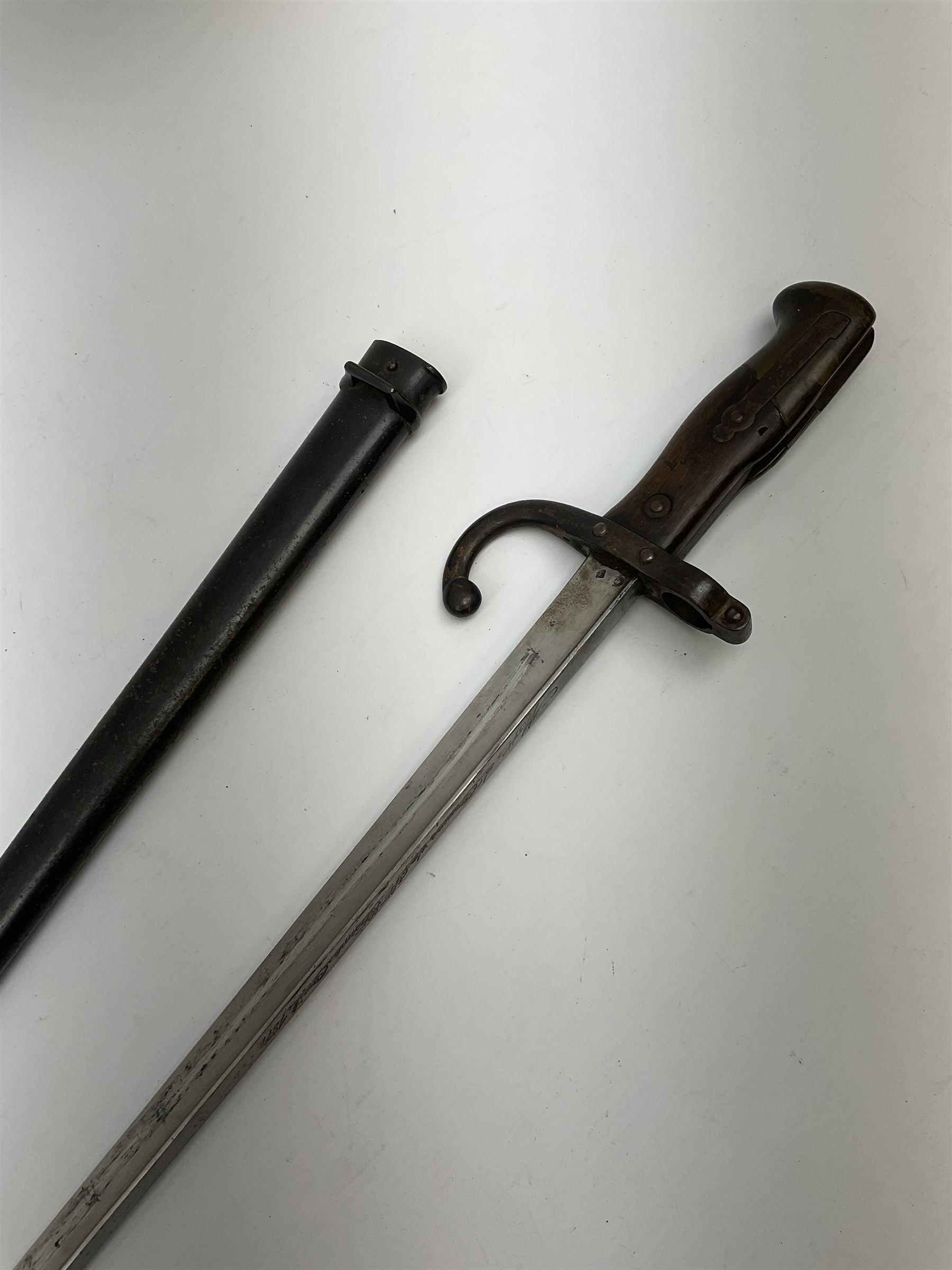 French Model 1874 epee/gras bayonet the 52cm steel piped back blade inscribed St. Etienne Avril 1877 - Bild 4 aus 6