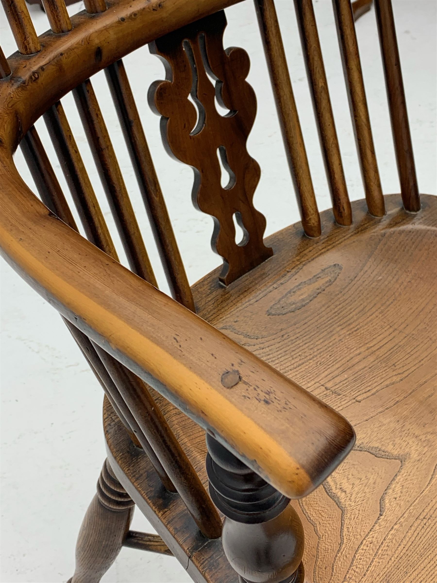 Early 19th century elm and yew wood double hoop Windsor armchair - Image 3 of 7