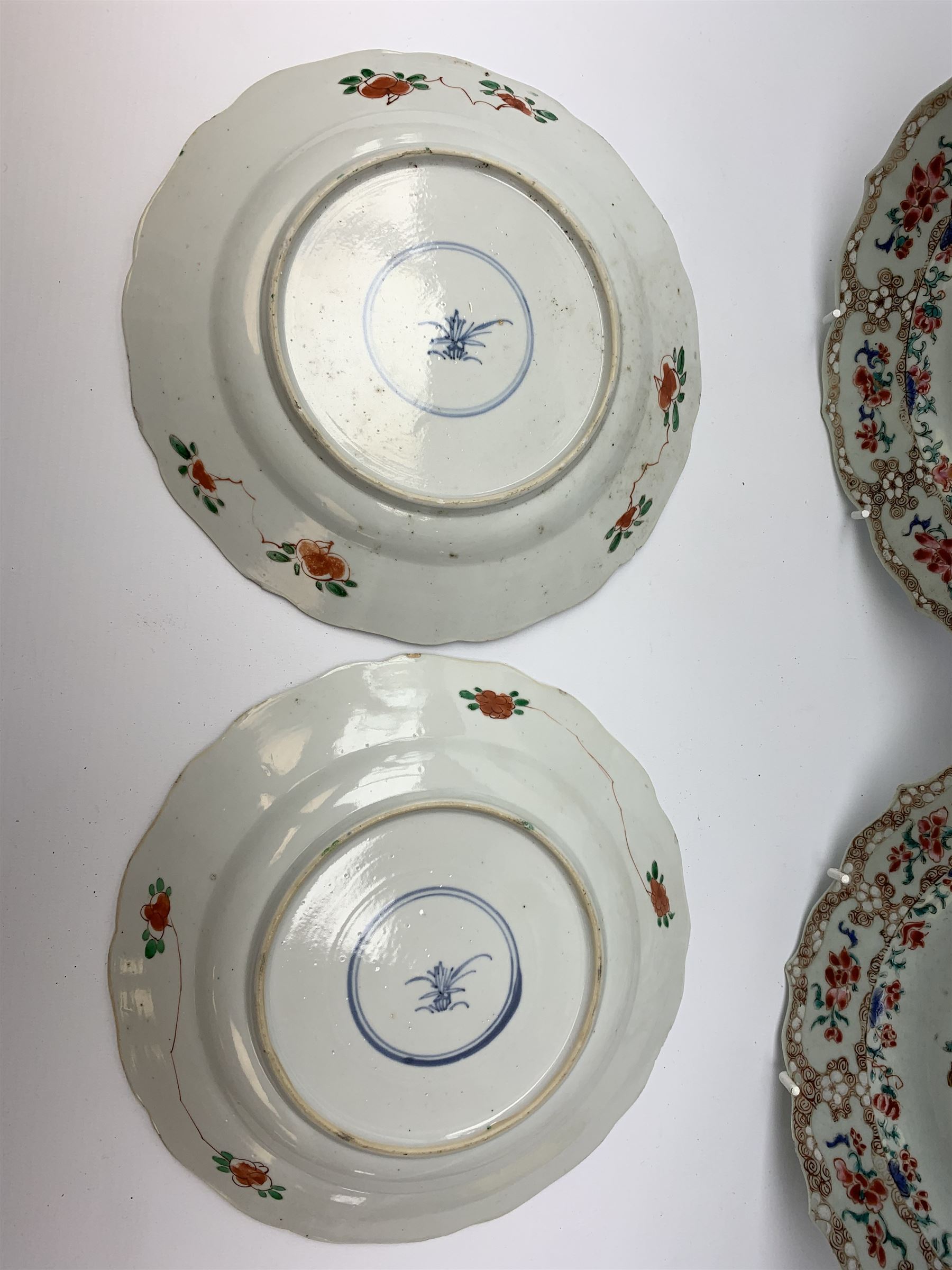 Pair of 19th century Chinese famille rose plates - Image 3 of 5