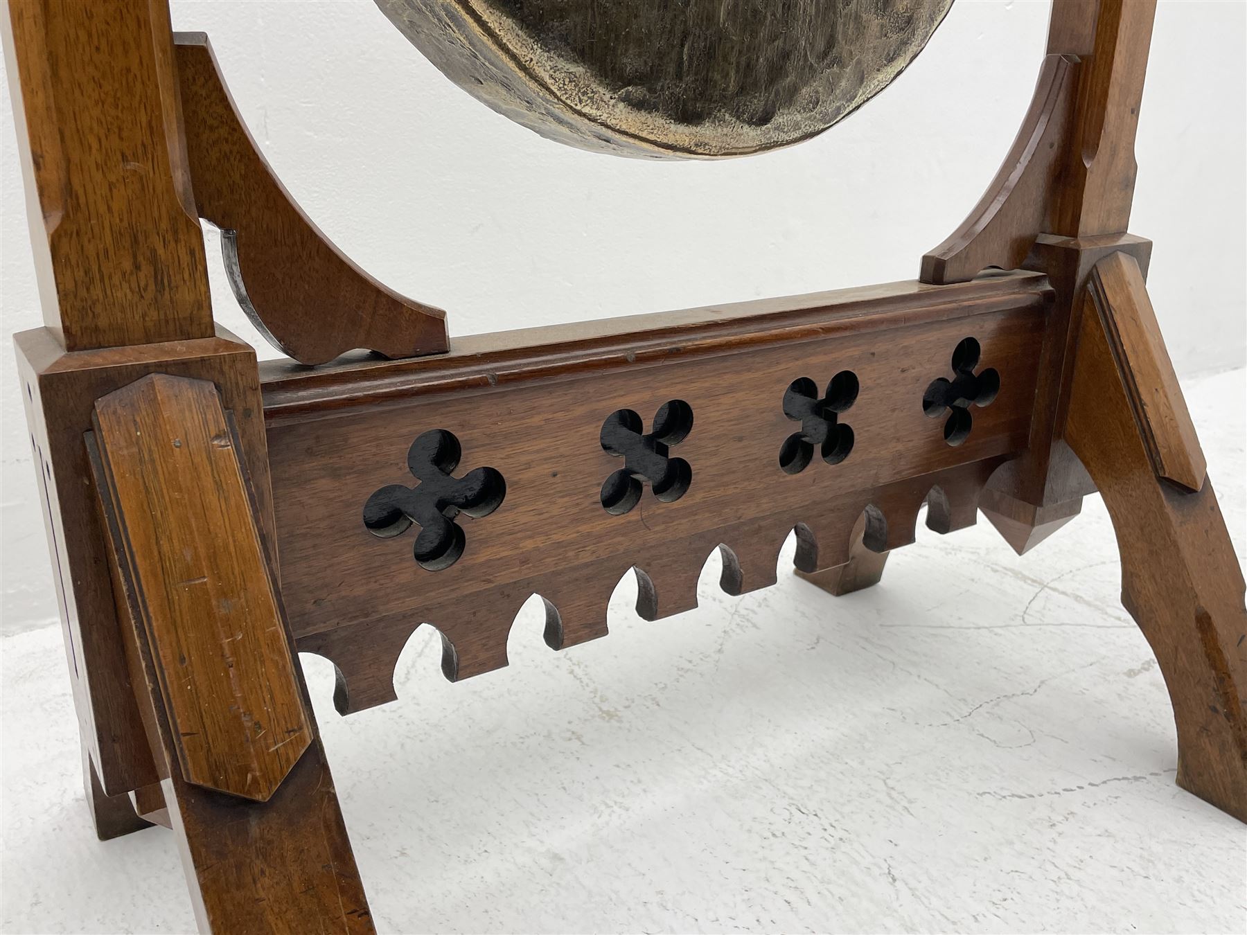 Late Victorian Aesthetic Movement walnut and ebonised dinner gong - Image 5 of 5