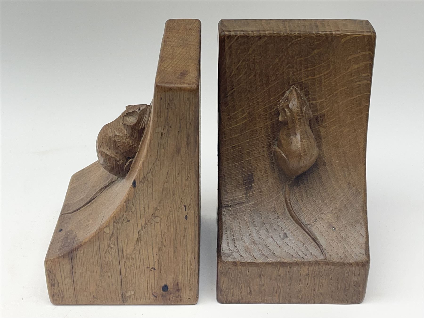 Pair 'Mouseman' tooled oak bookends carved with mouse signature - Image 4 of 4