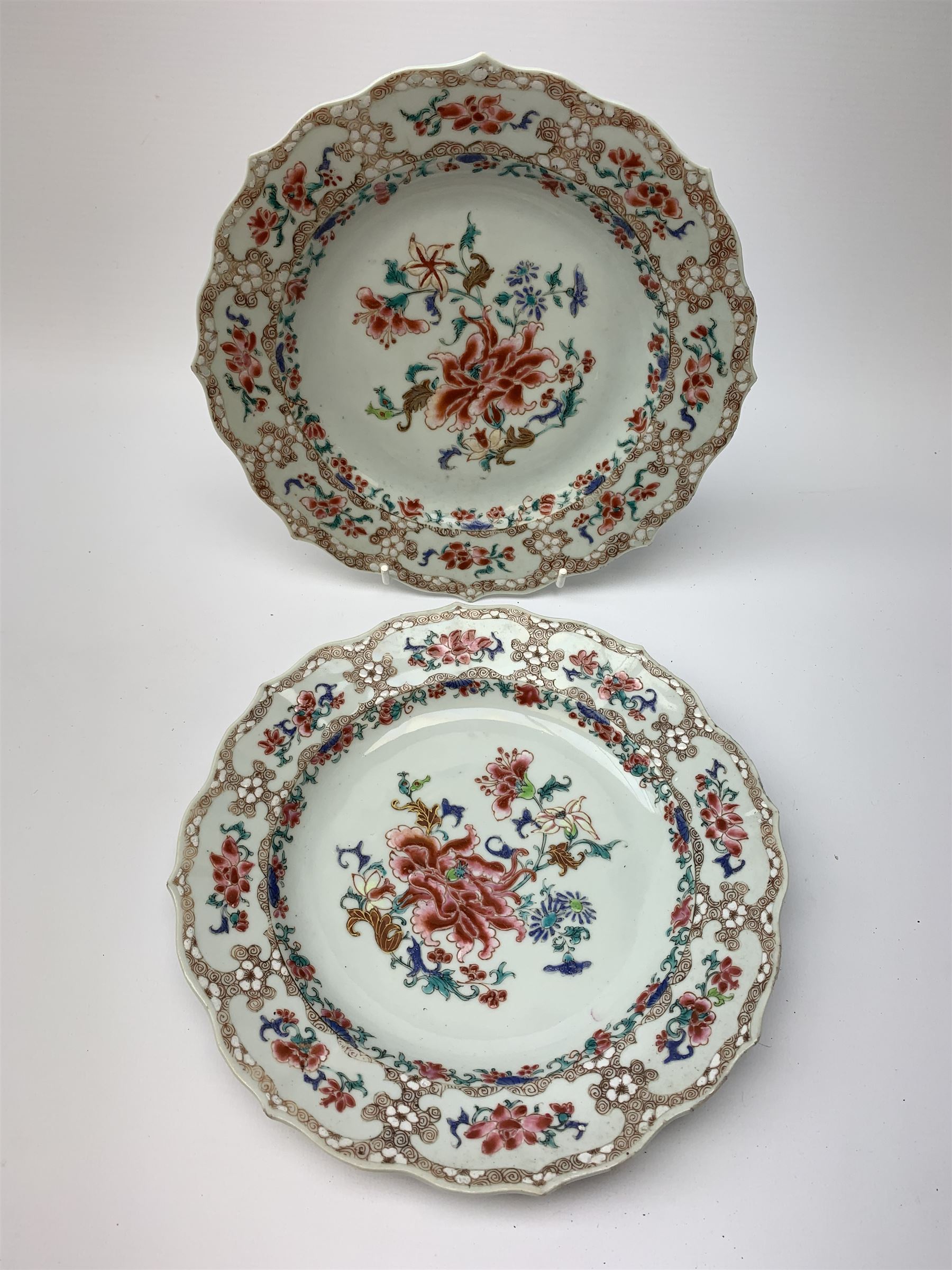 Pair of 19th century Chinese famille rose plates - Image 4 of 5