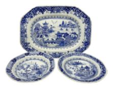 Small late 18th/early 19th century Chinese export blue and white platter