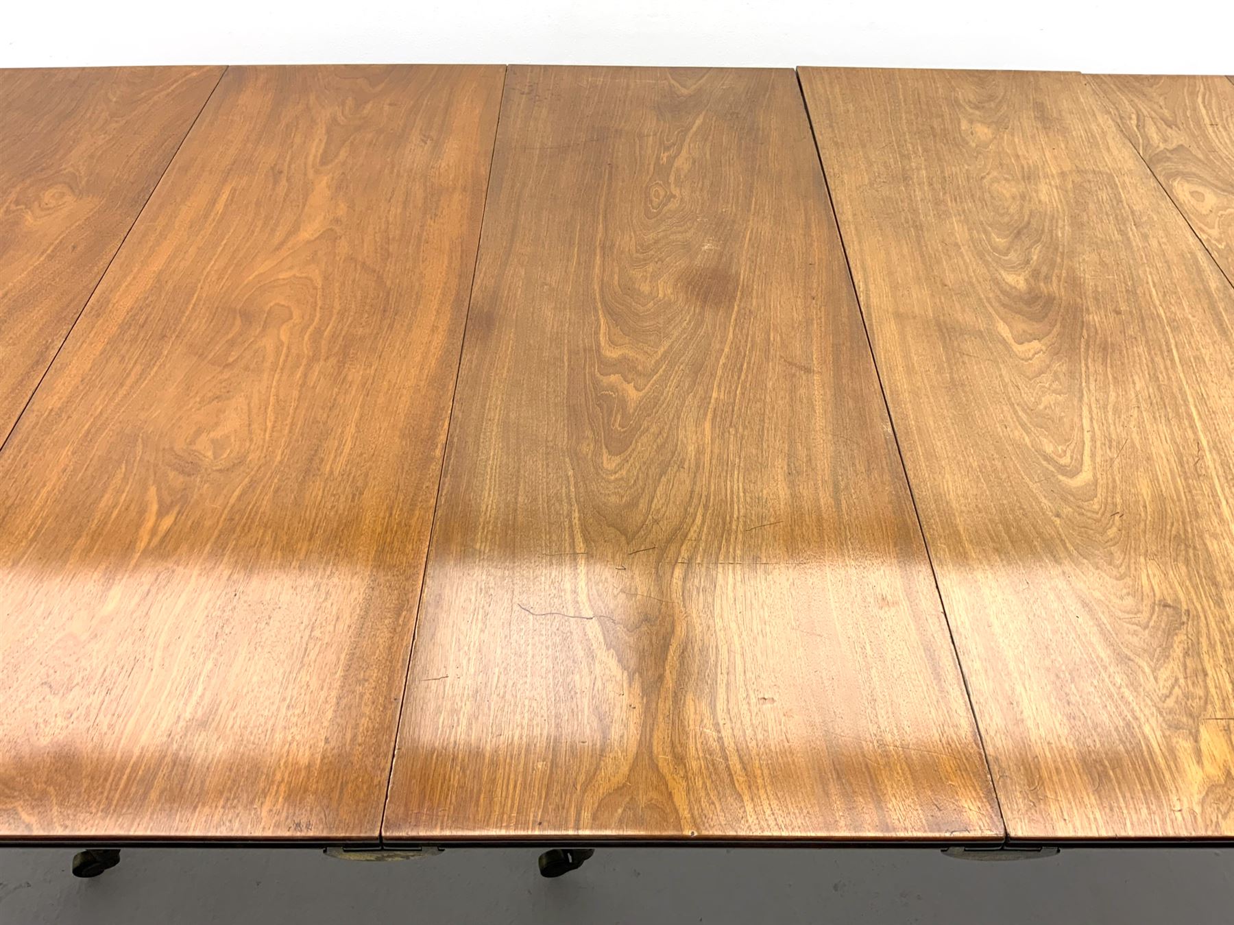George III mahogany extending dining table - Image 6 of 6