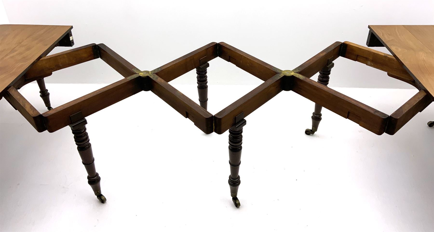 George III mahogany extending dining table - Image 5 of 6