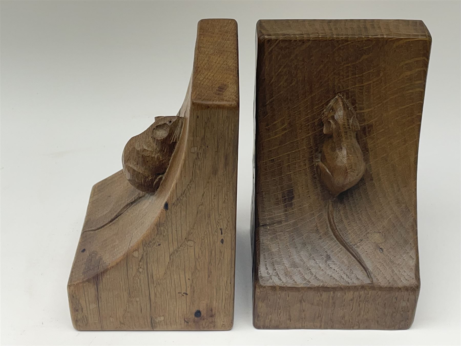 Pair 'Mouseman' tooled oak bookends carved with mouse signature - Image 3 of 4