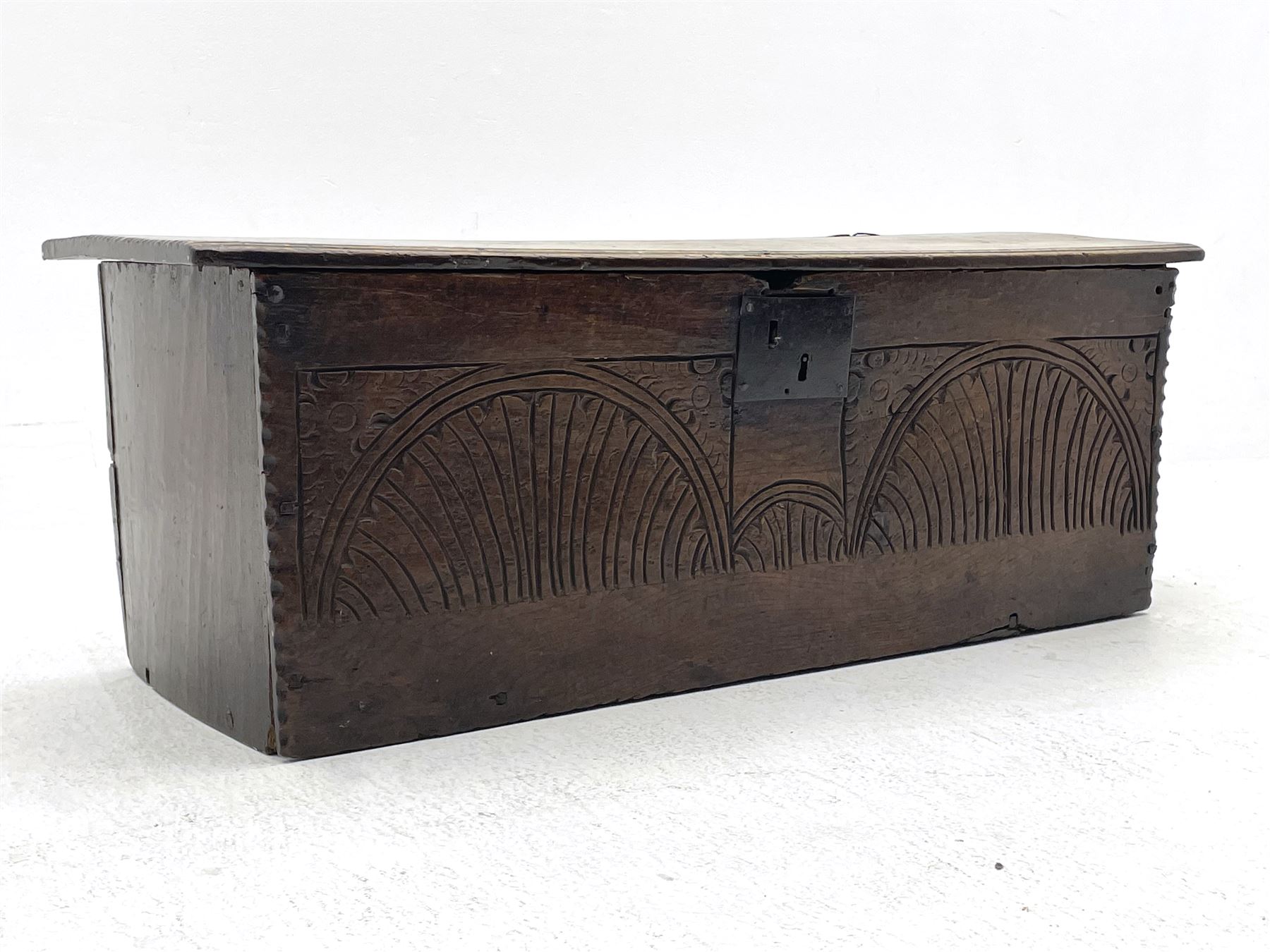 18th century boarded oak coffer - Image 2 of 9