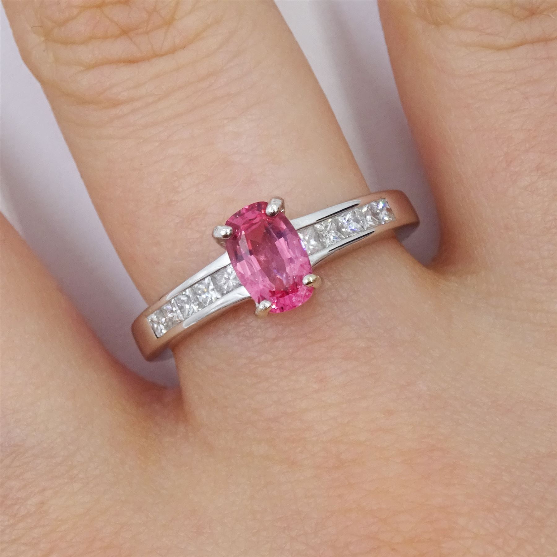 18ct white gold fine pink spinel ring - Image 2 of 4