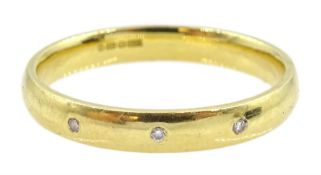 18ct gold ring with three small round brilliant cut diamonds