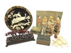 A group of assorted Oriental collectables
