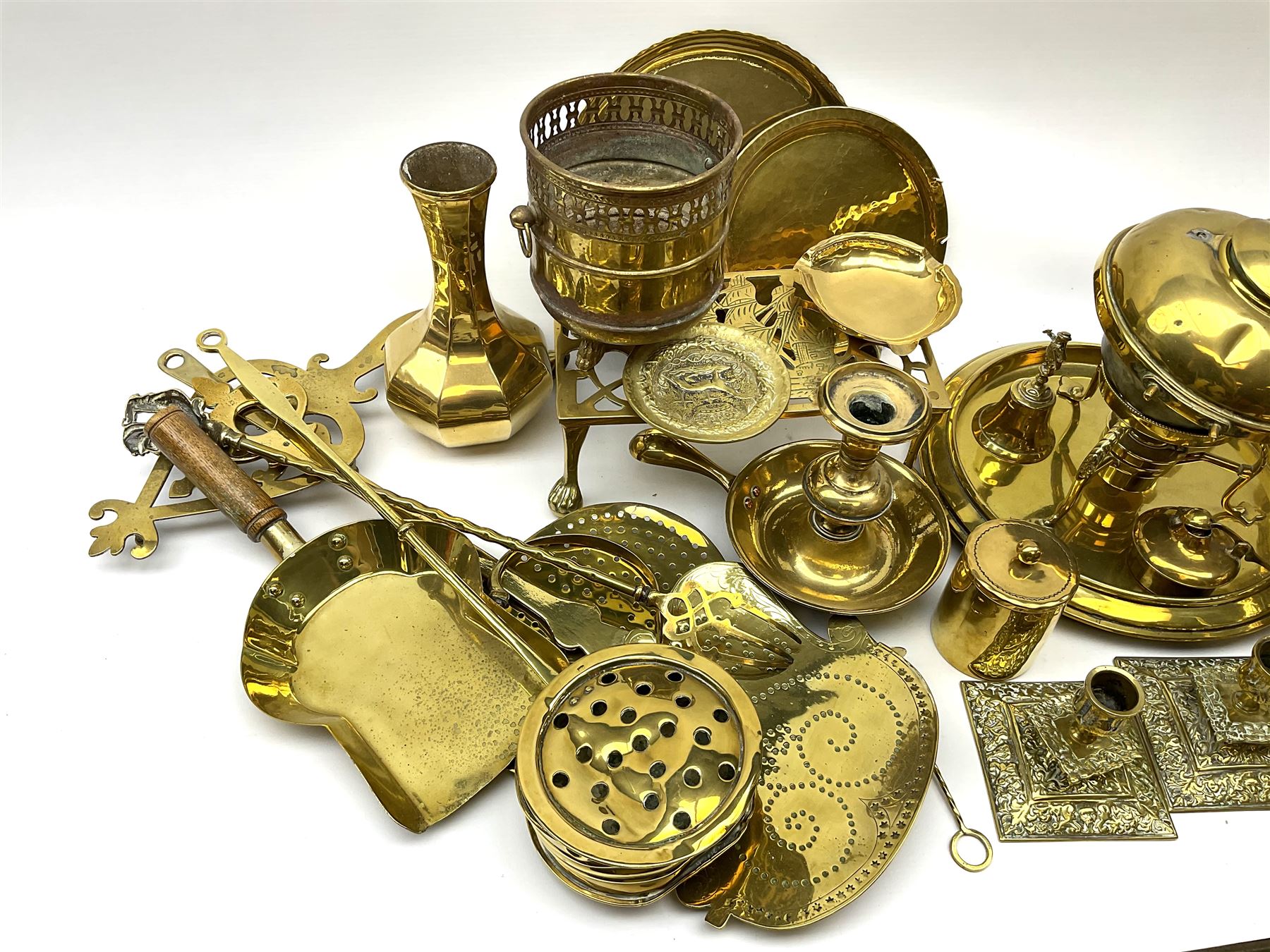 A group of assorted brassware - Image 2 of 4