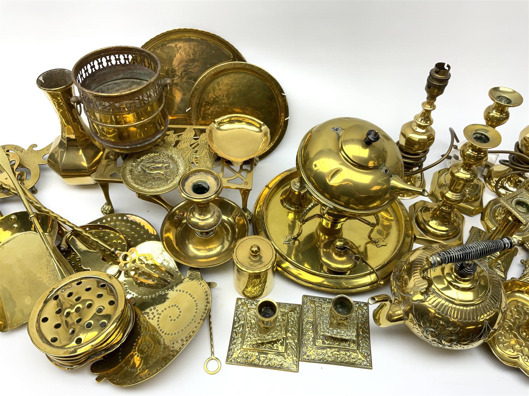 A group of assorted brassware - Image 3 of 4