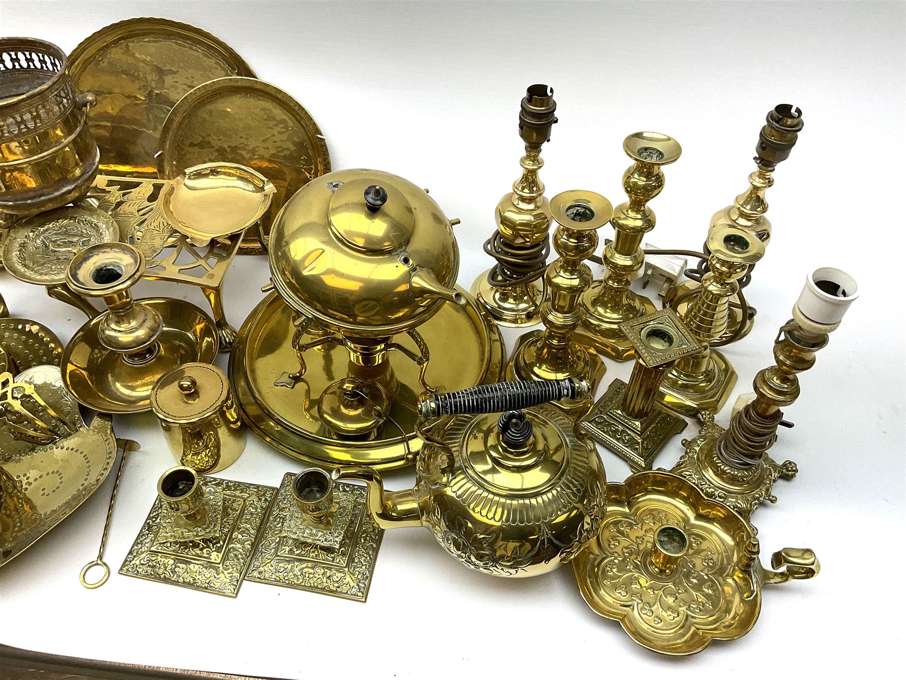 A group of assorted brassware - Image 4 of 4