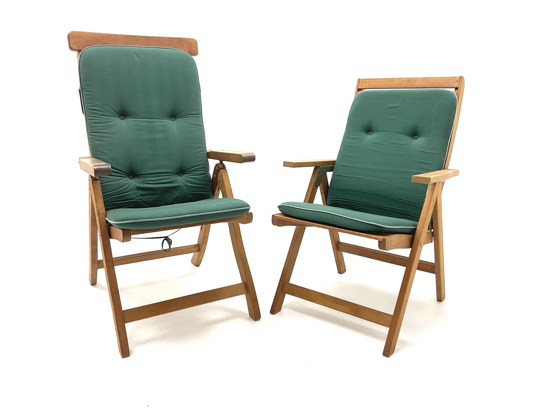 A pair of hardwood folding garden chairs - Image 2 of 2