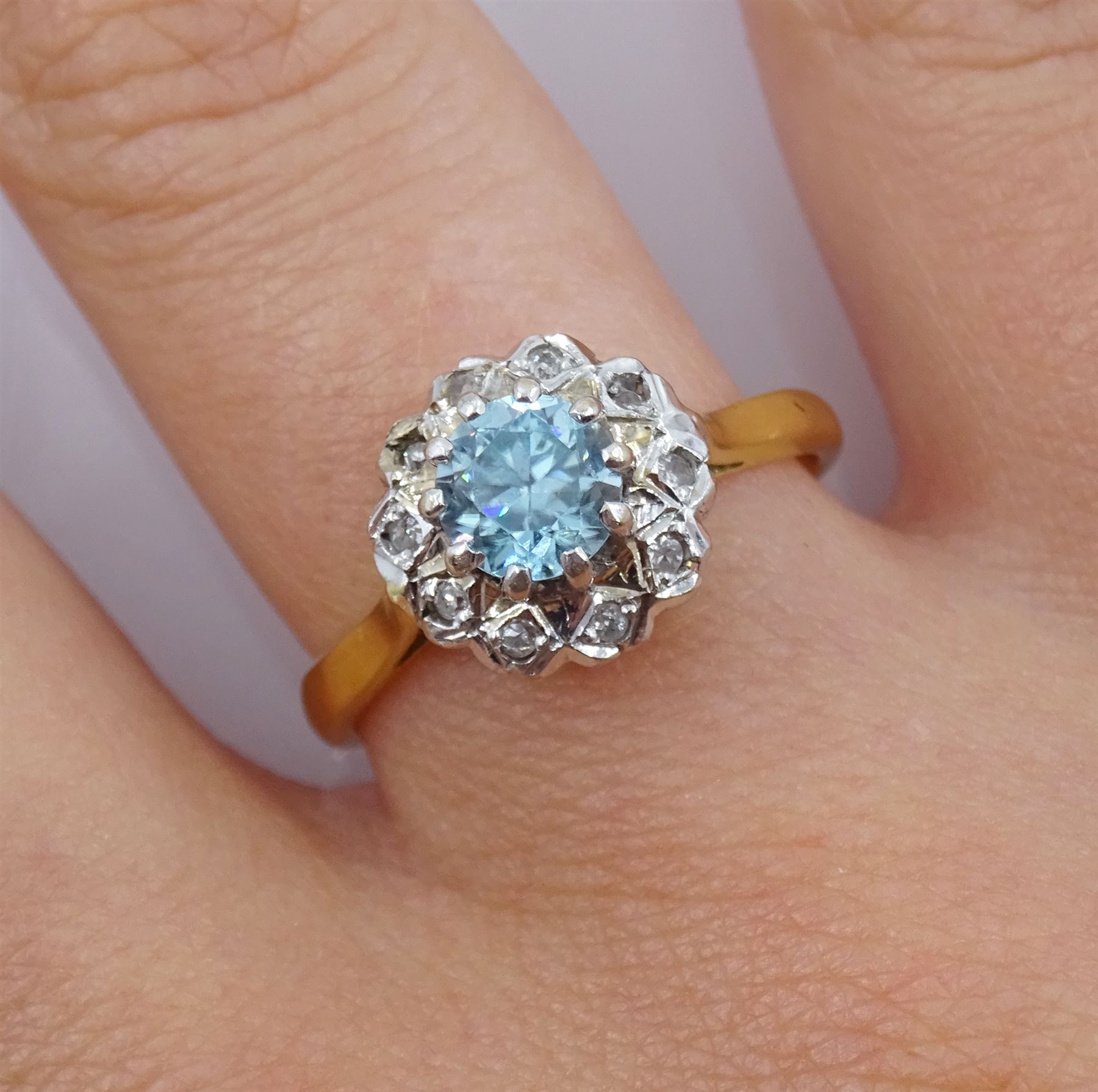 18ct gold aquamarine and diamond cluster ring - Image 2 of 4