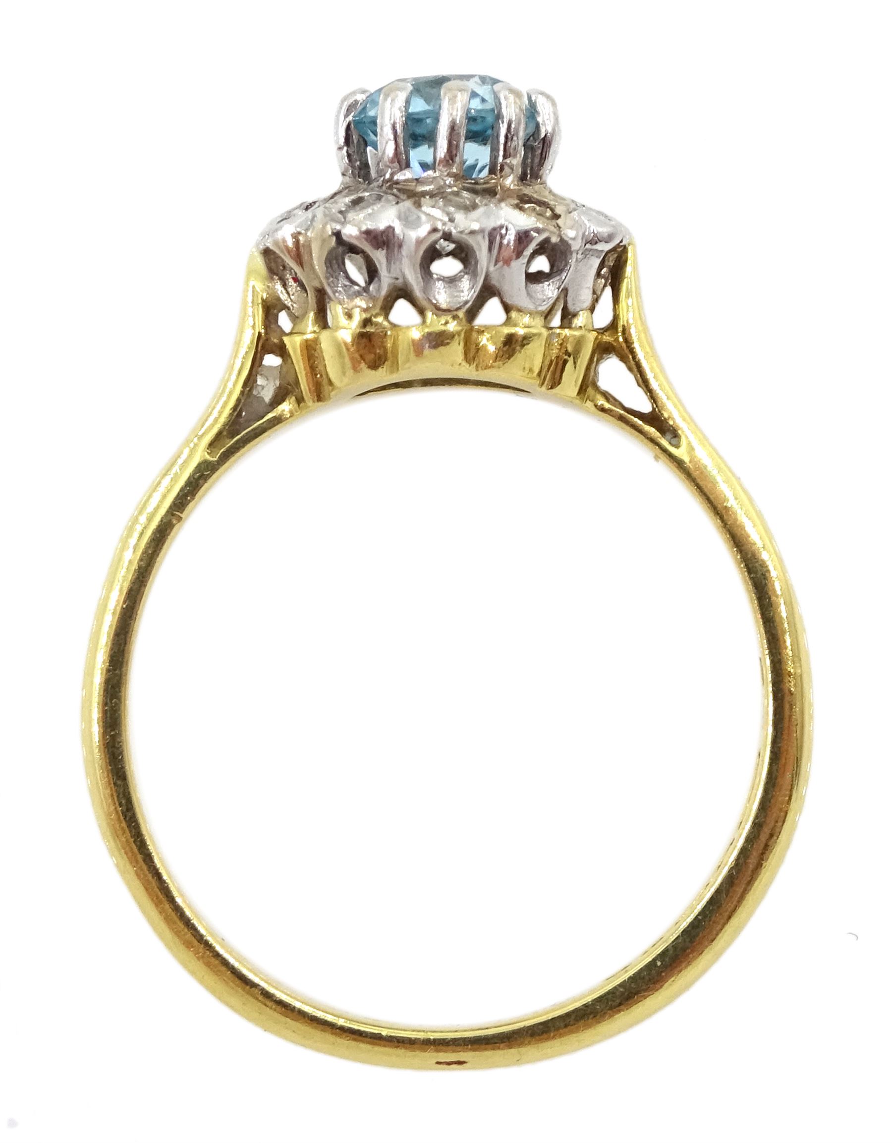 18ct gold aquamarine and diamond cluster ring - Image 4 of 4