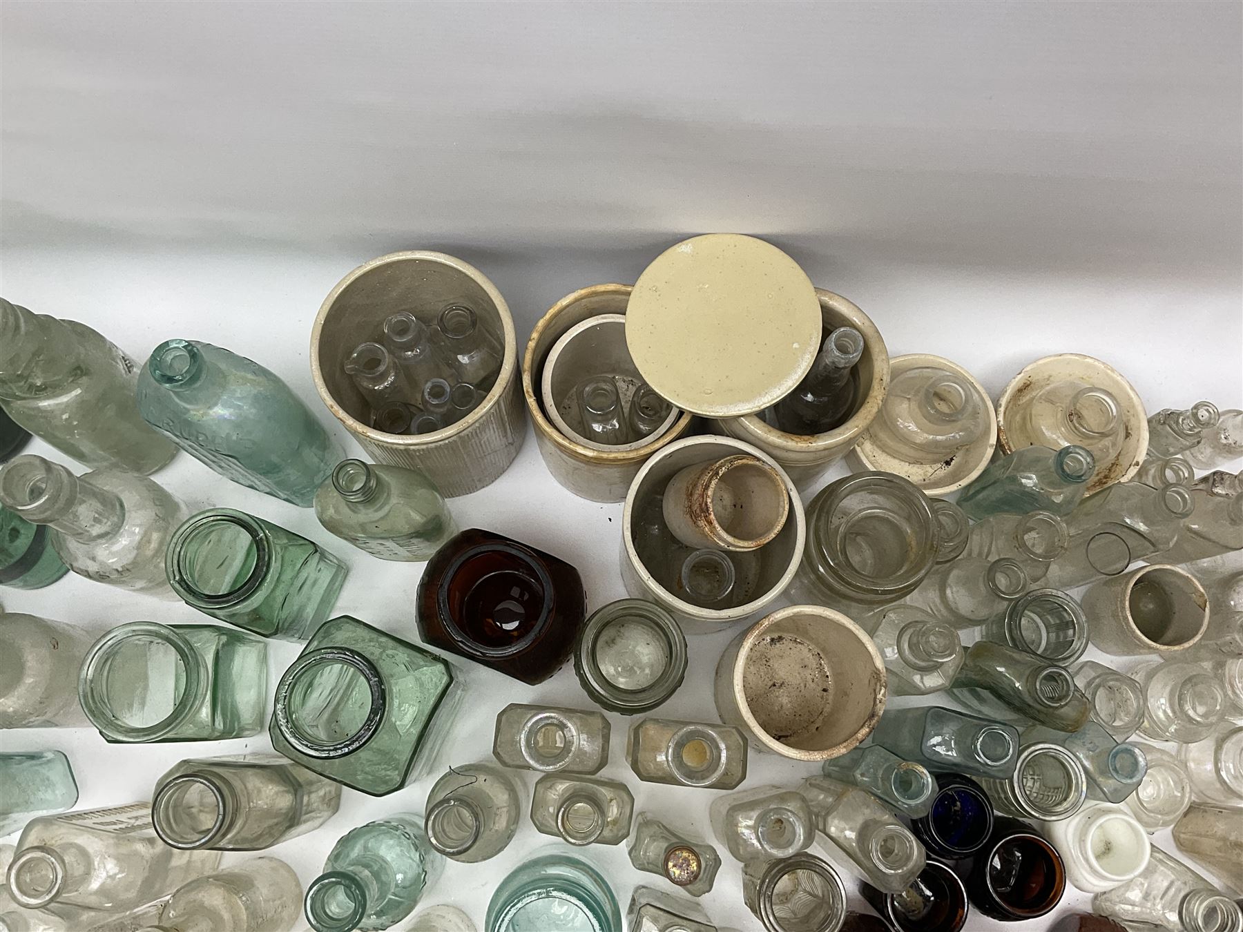 A collection of assorted glass bottles - Image 4 of 4