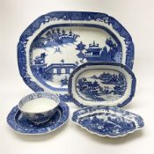 A late 18th century Caughley Salopian dessert dish decorated in the Caughley Willow pattern with a w