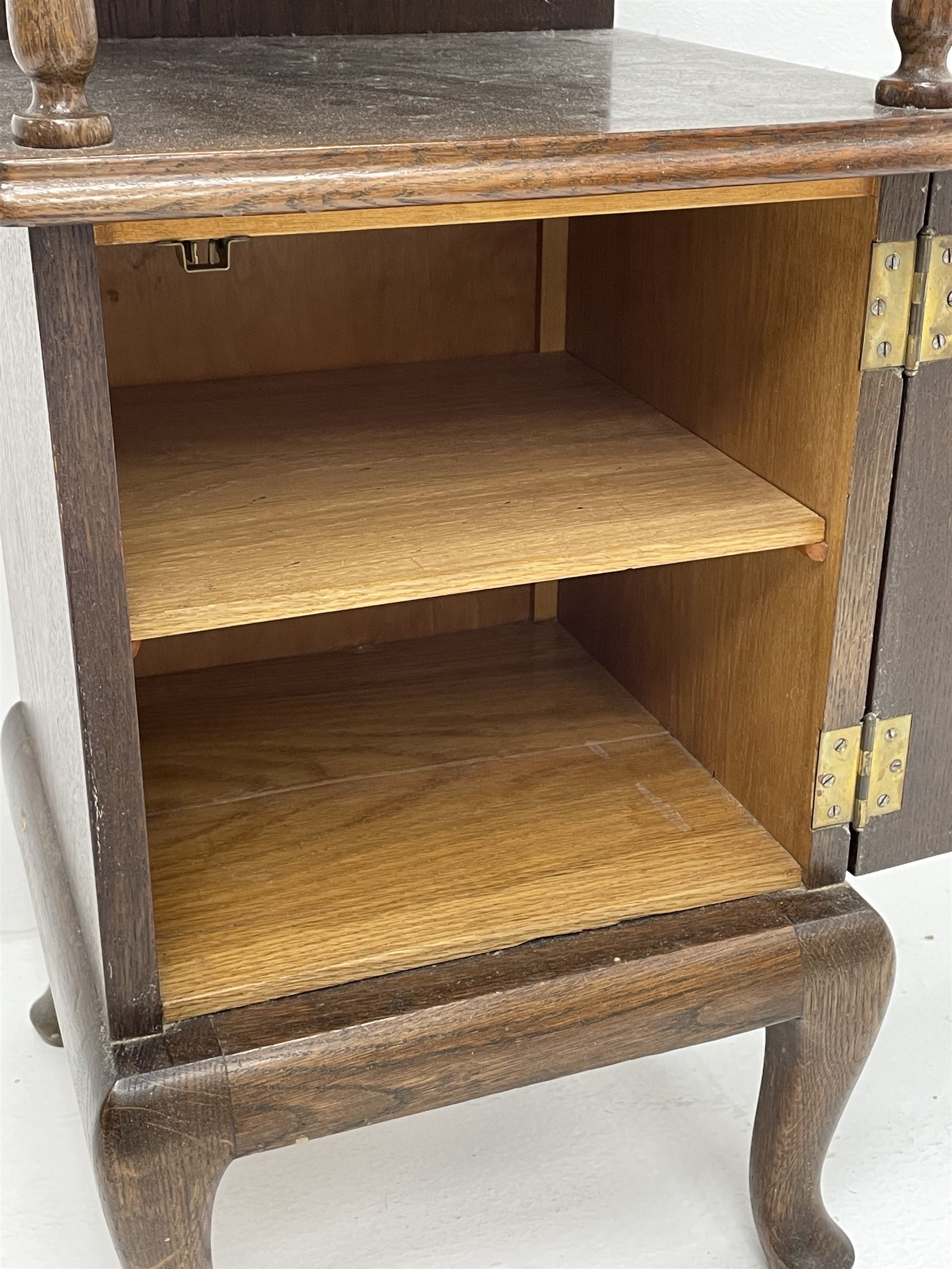 Mid 20th century oak bedside cabinet - Image 3 of 3