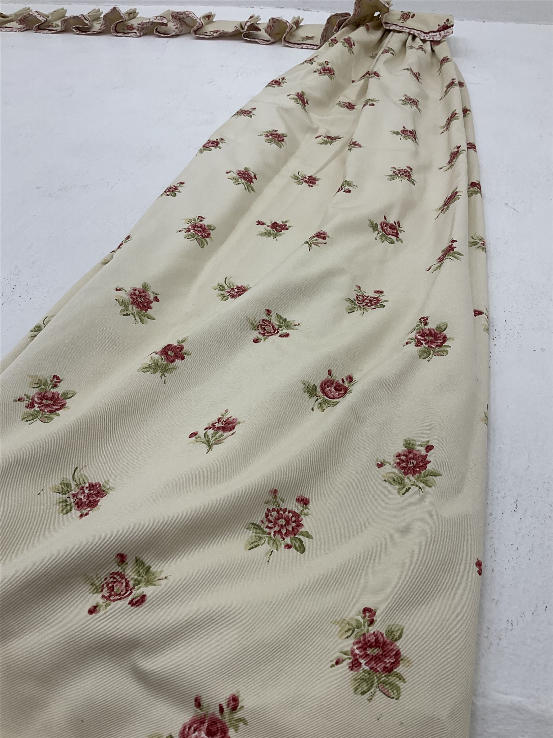 Pair lined curtains with floral field with pelmet and tie backs (W190cm - Image 2 of 3