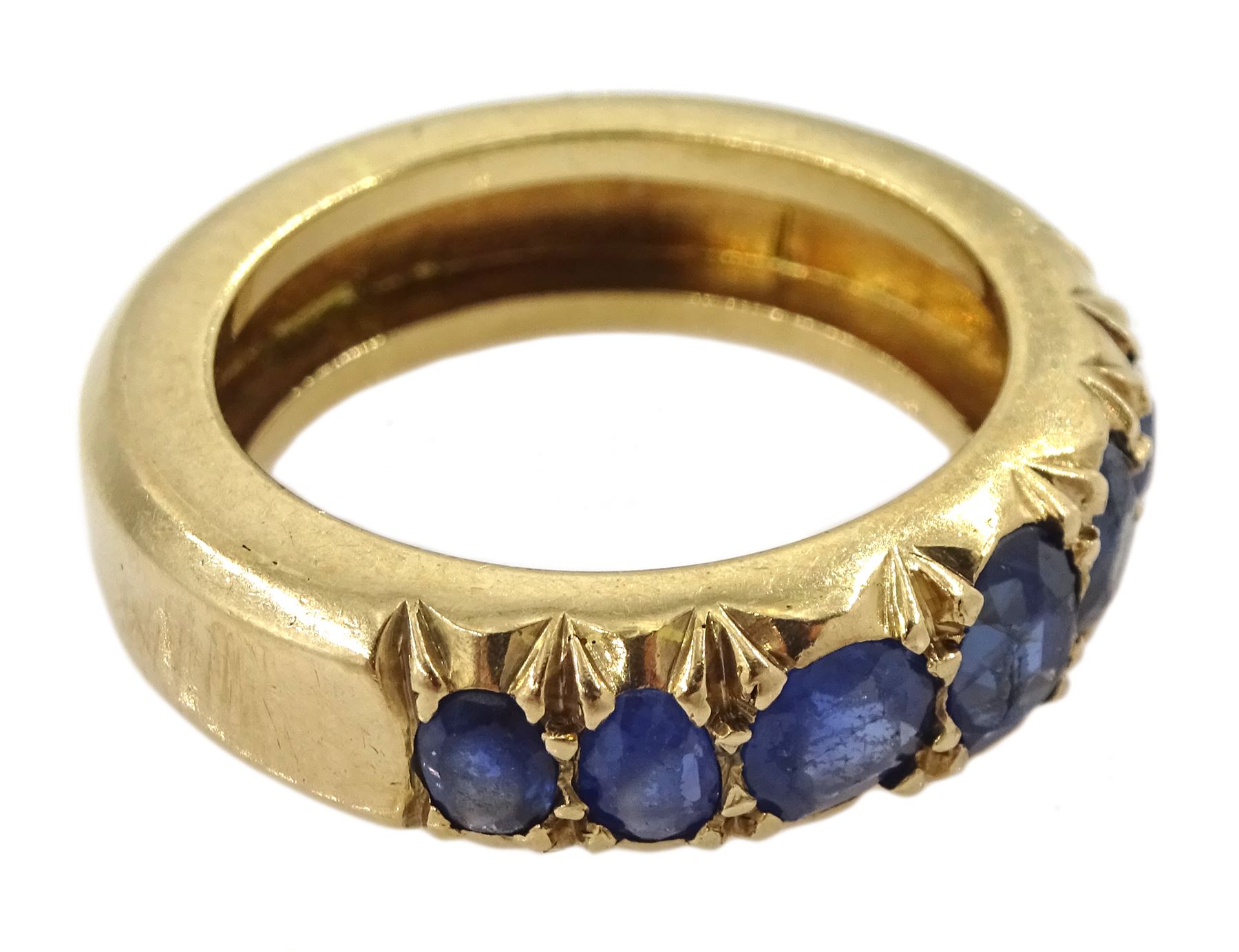 Gold graduating seven stone vari-cut sapphire ring - Image 3 of 4