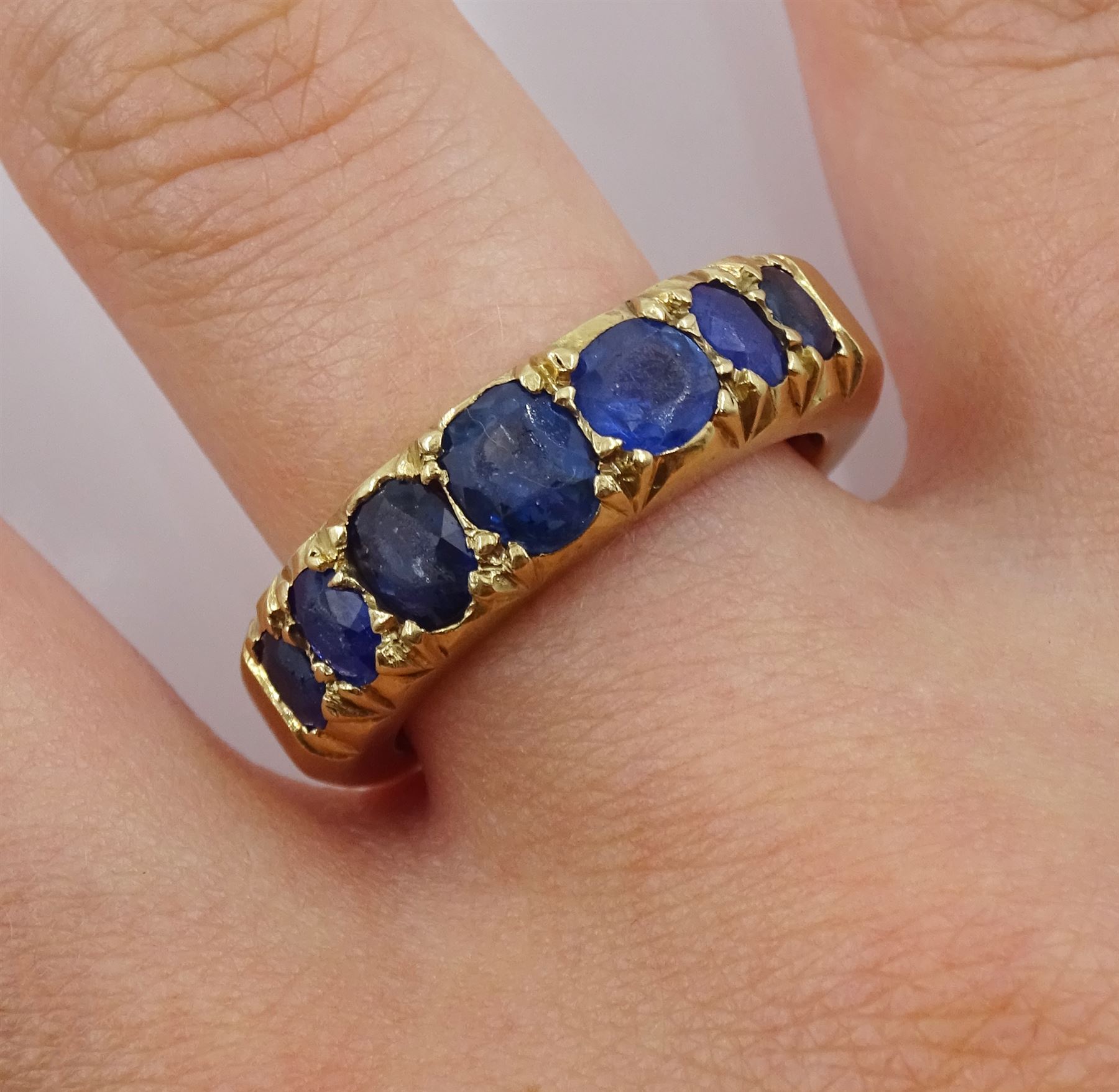 Gold graduating seven stone vari-cut sapphire ring - Image 2 of 4