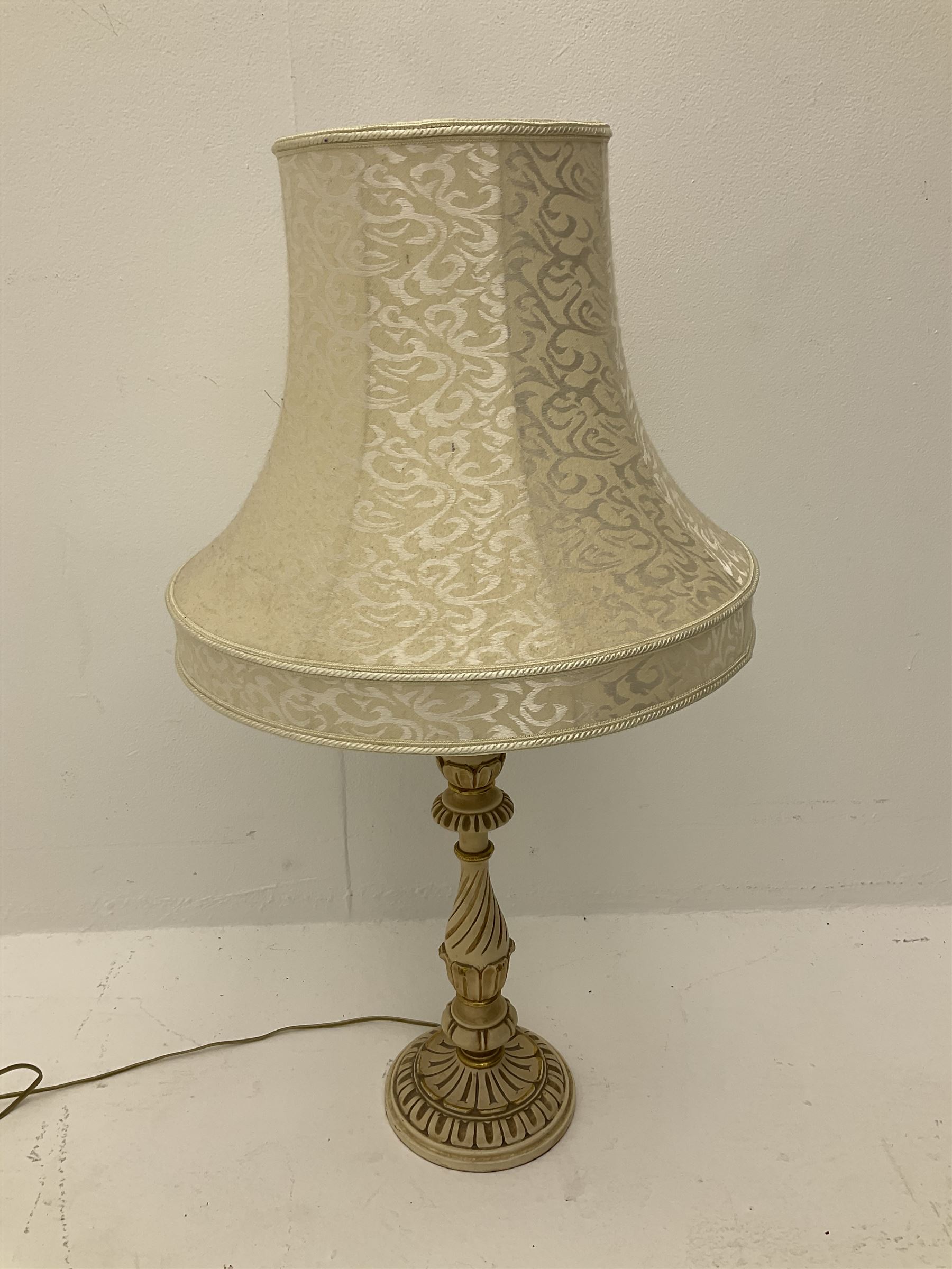 A cream and gilt finished table lamp - Image 2 of 4