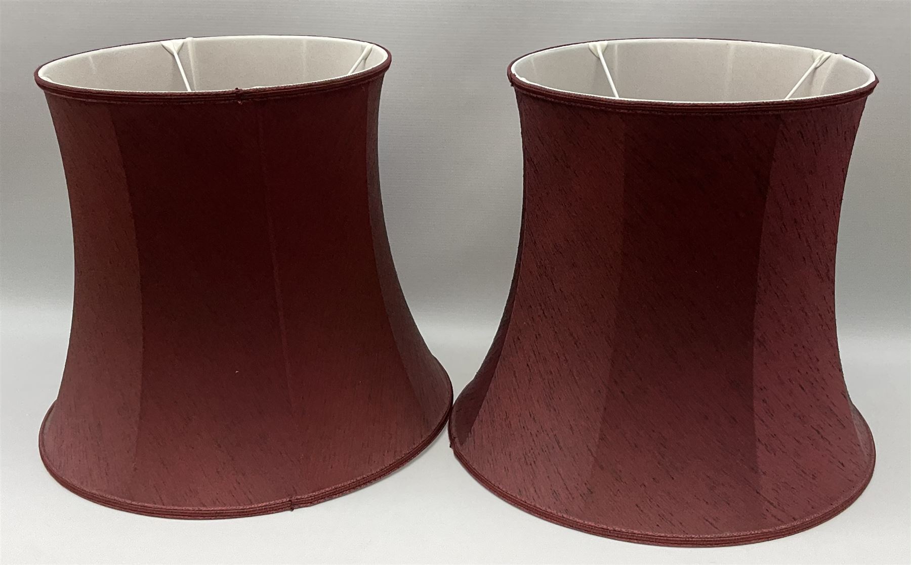 Pair of dark red table lamps in baluster form with a round wooden base - Image 6 of 6