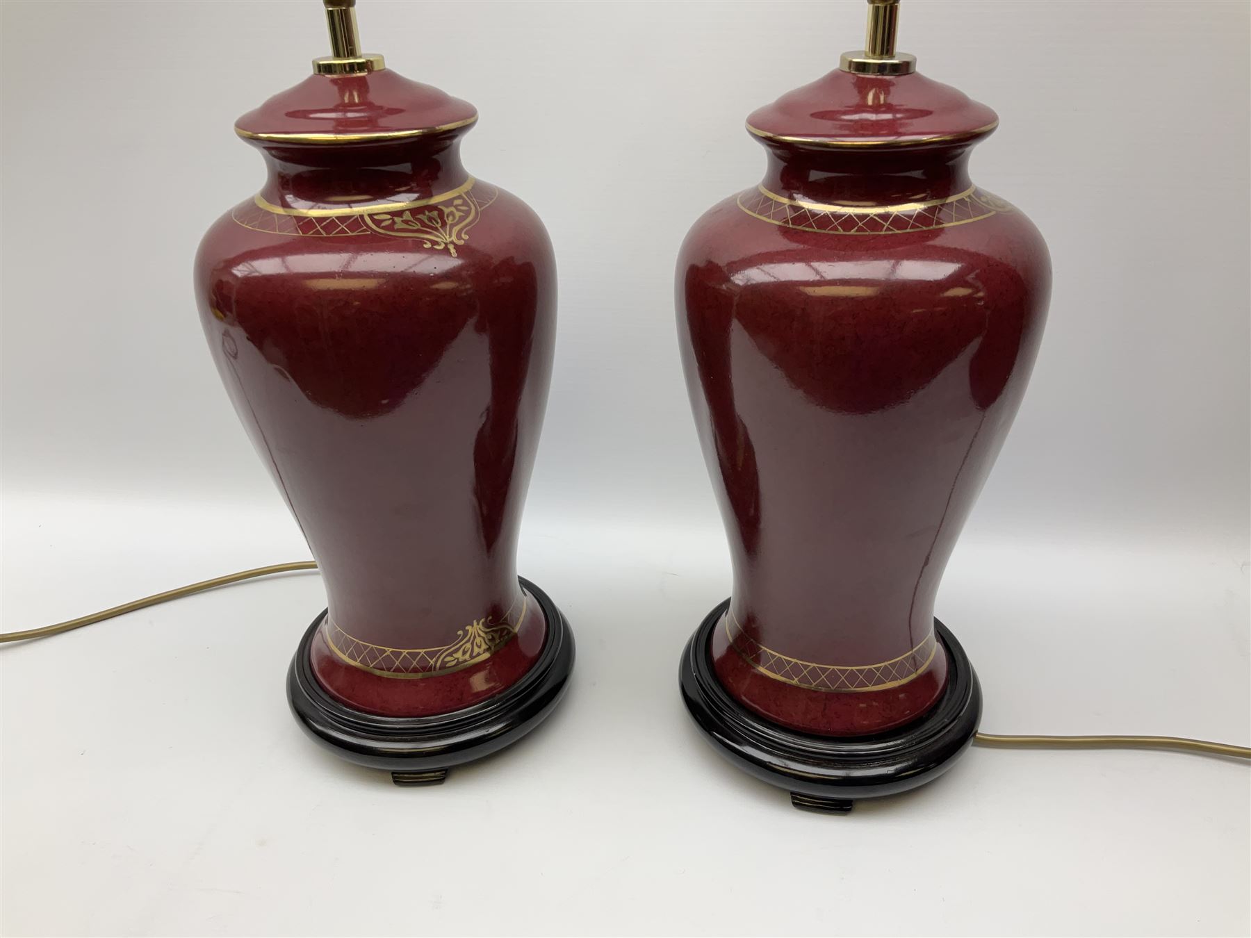 Pair of dark red table lamps in baluster form with a round wooden base - Image 4 of 6