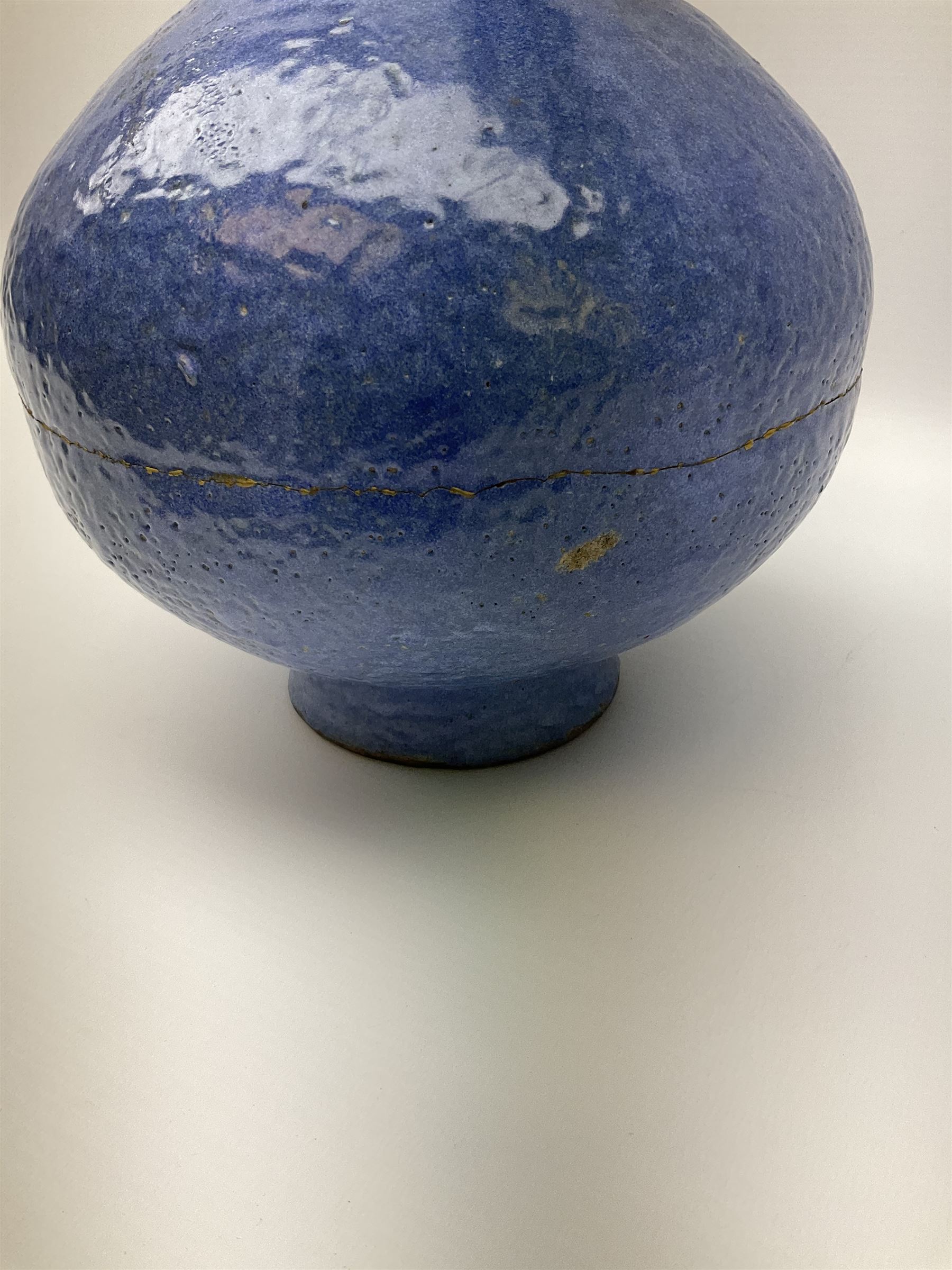 20th Century Chinese blue glazed twin handled vase with orange peel finish - Image 8 of 8