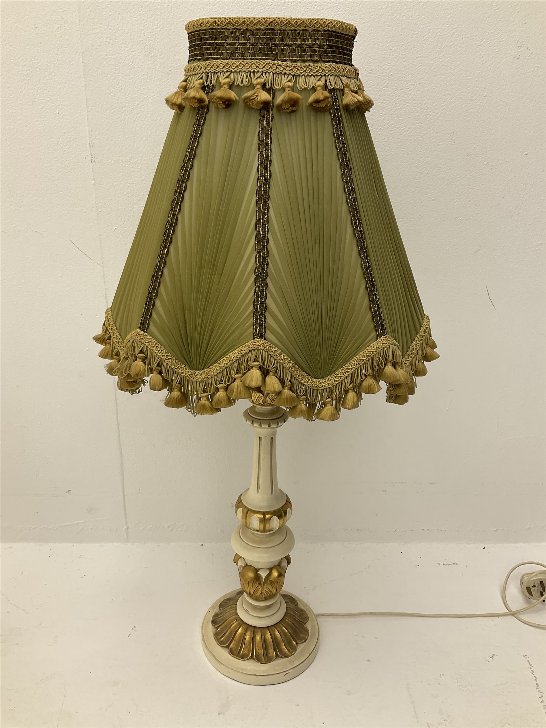 A cream and gilt finished table lamp - Image 3 of 4