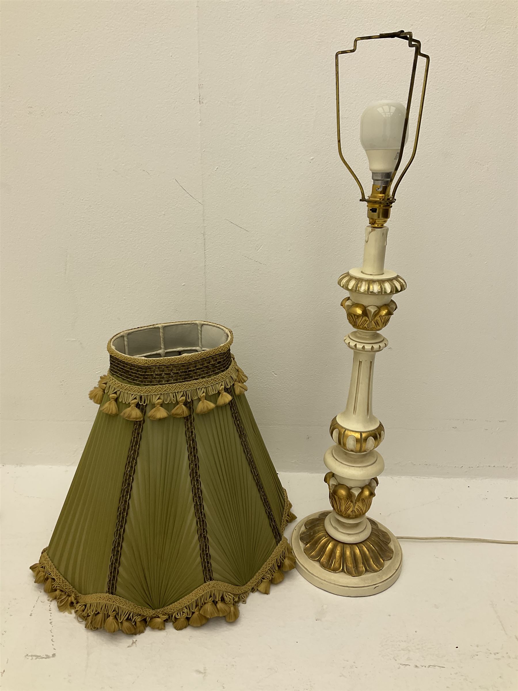 A cream and gilt finished table lamp - Image 4 of 4