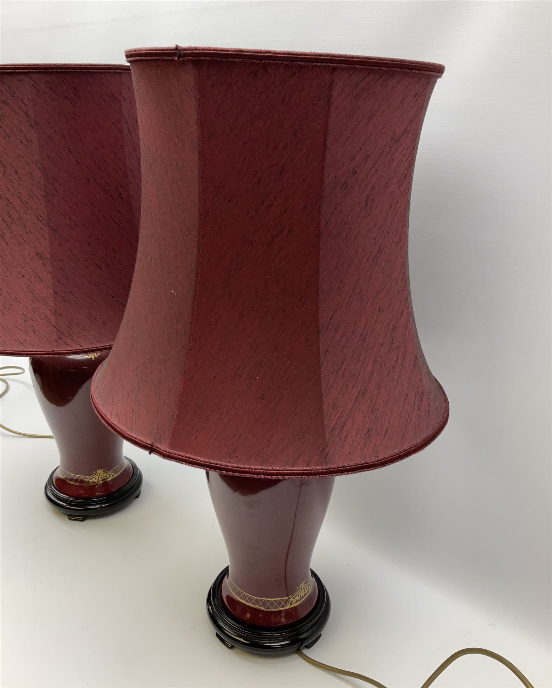 Pair of dark red table lamps in baluster form with a round wooden base - Image 2 of 6