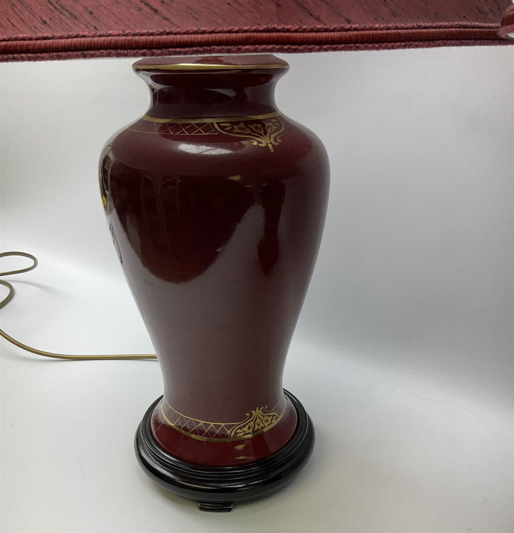 Pair of dark red table lamps in baluster form with a round wooden base - Image 5 of 6