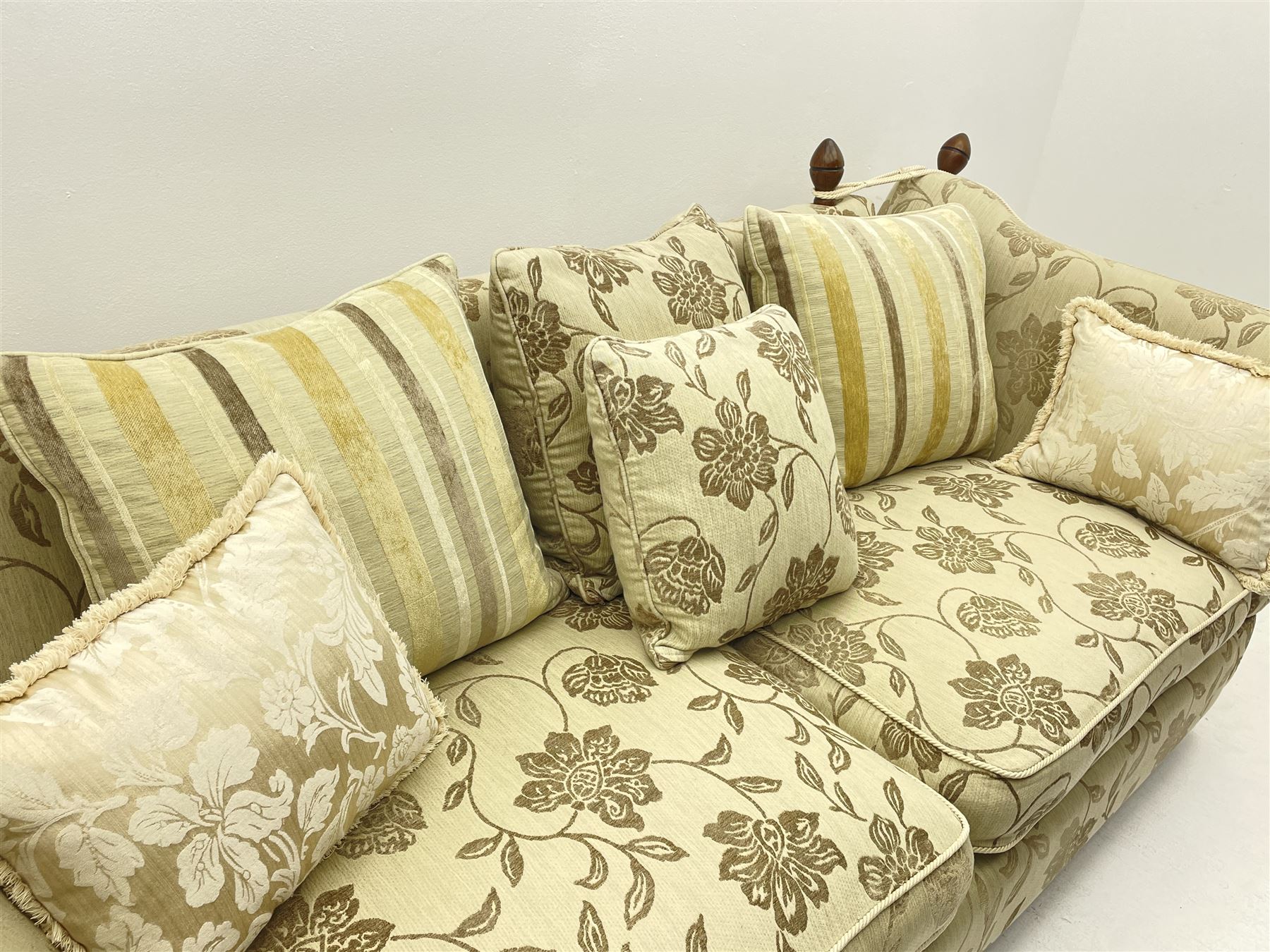 Grande Knole drop arm three seat sofa upholstered in pale fabric with raised floral pattern - Image 3 of 4