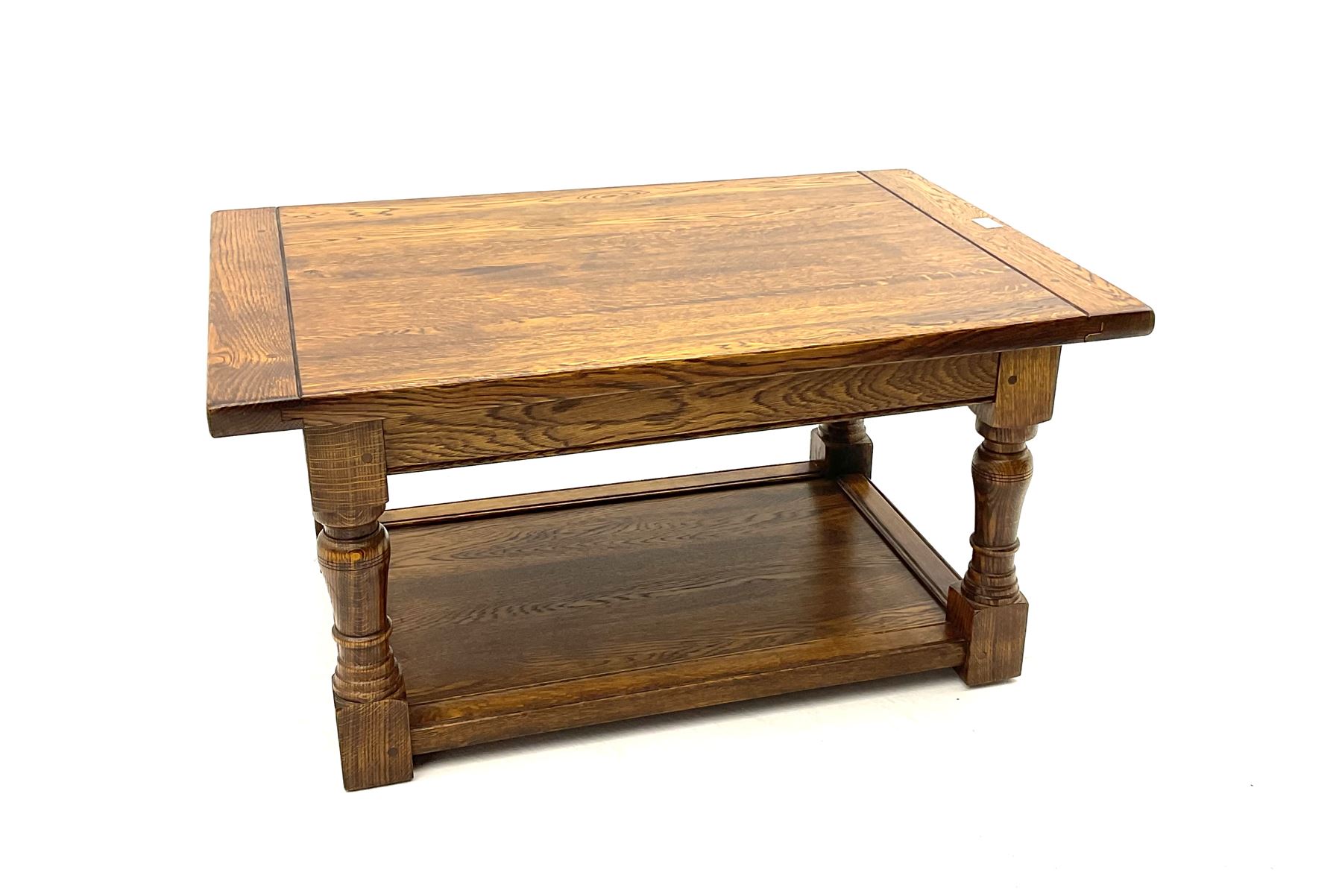 Traditional oak two tier coffee table - Image 2 of 2