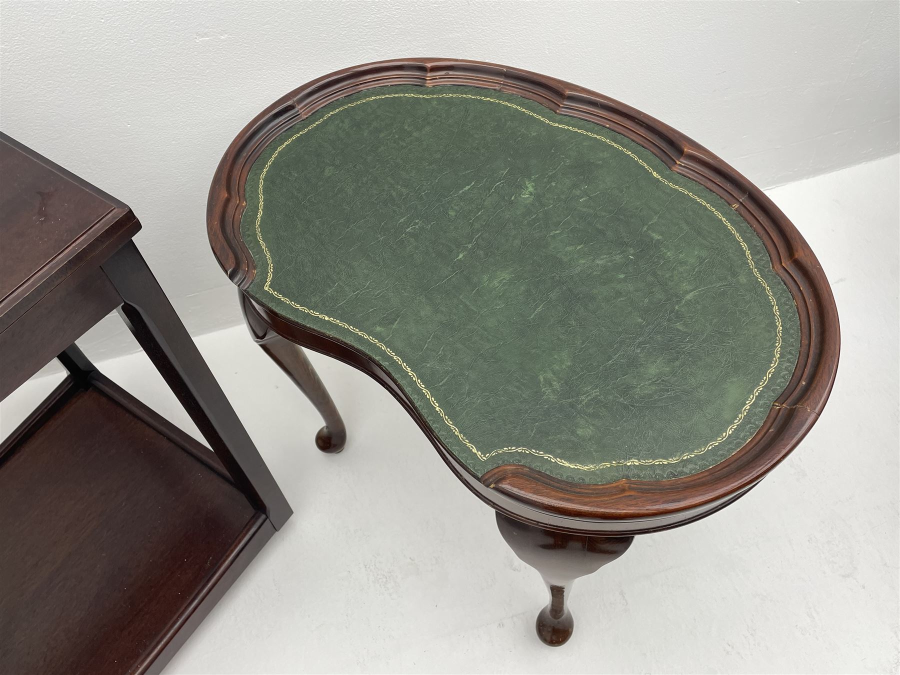 Kidney shaped leather top occasional drinks table - Image 2 of 4